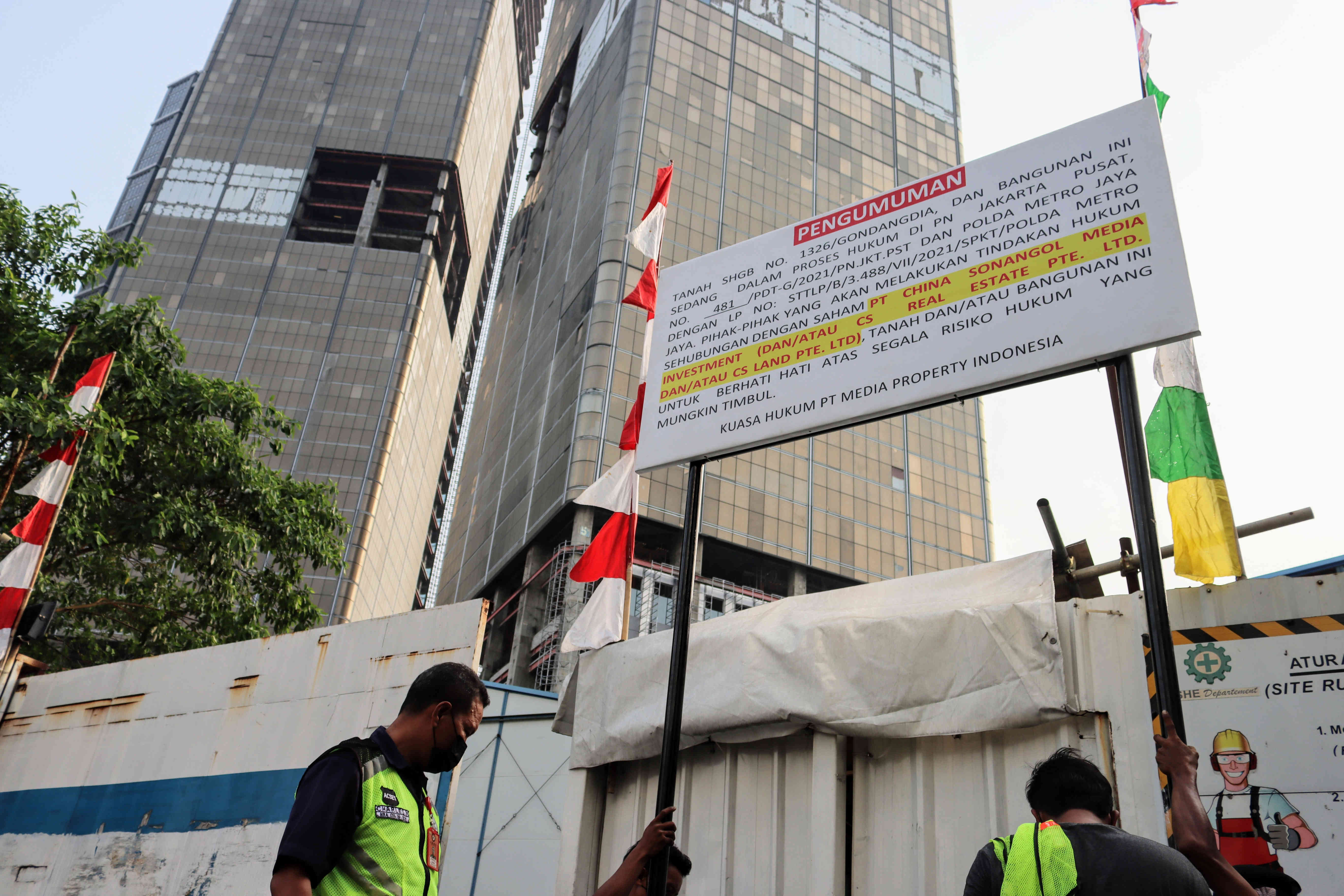 PT Media Property Indonesia memasang plang peringatan di Gedung Indonesia One