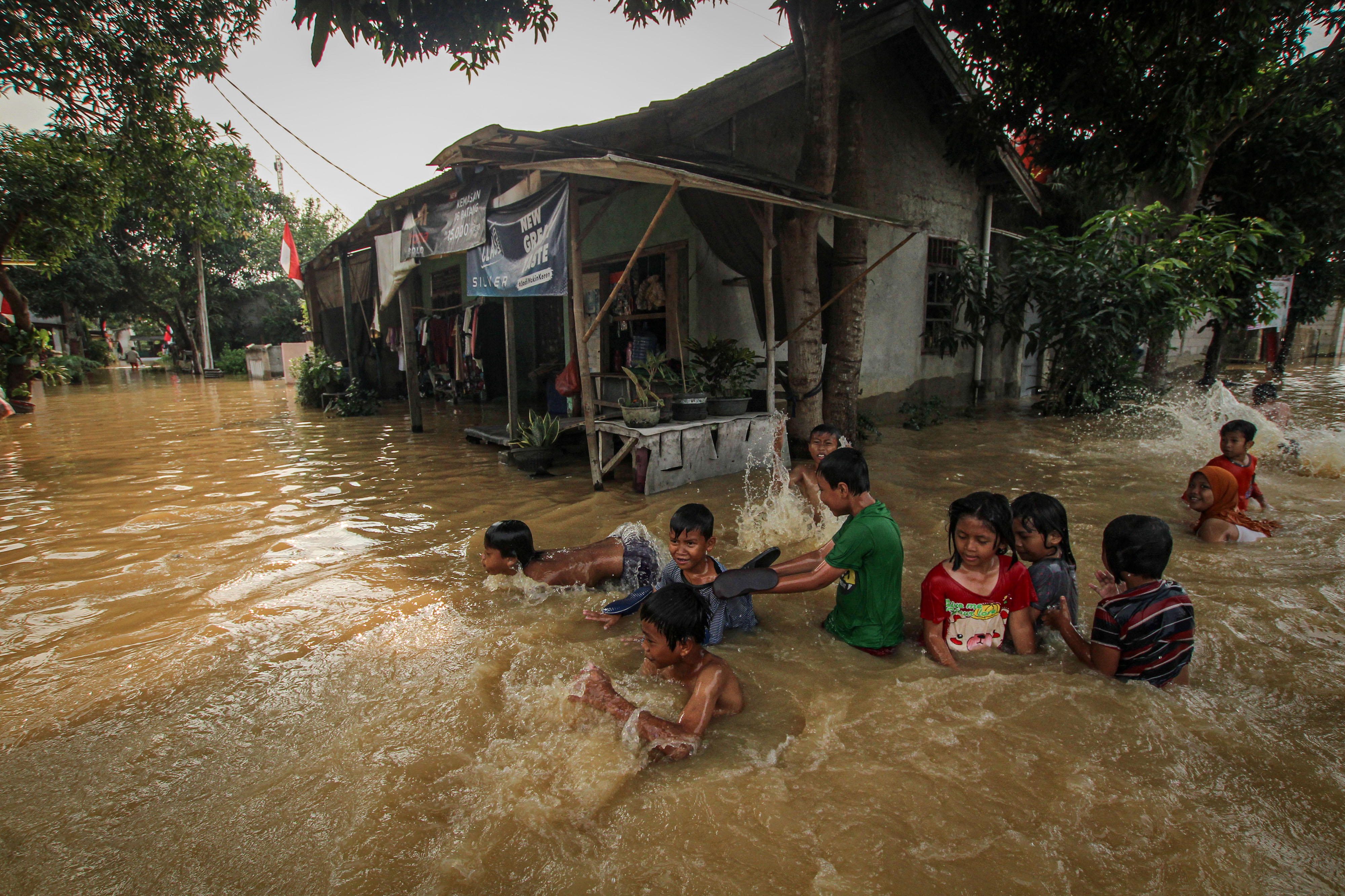 Ilustrasi.Sejumlah bocah bermain saat banjir merendam Perumahan Mustika, Tigaraksa, Kabupaten Tangerang, Banten, Rabu (11/8/2021).
