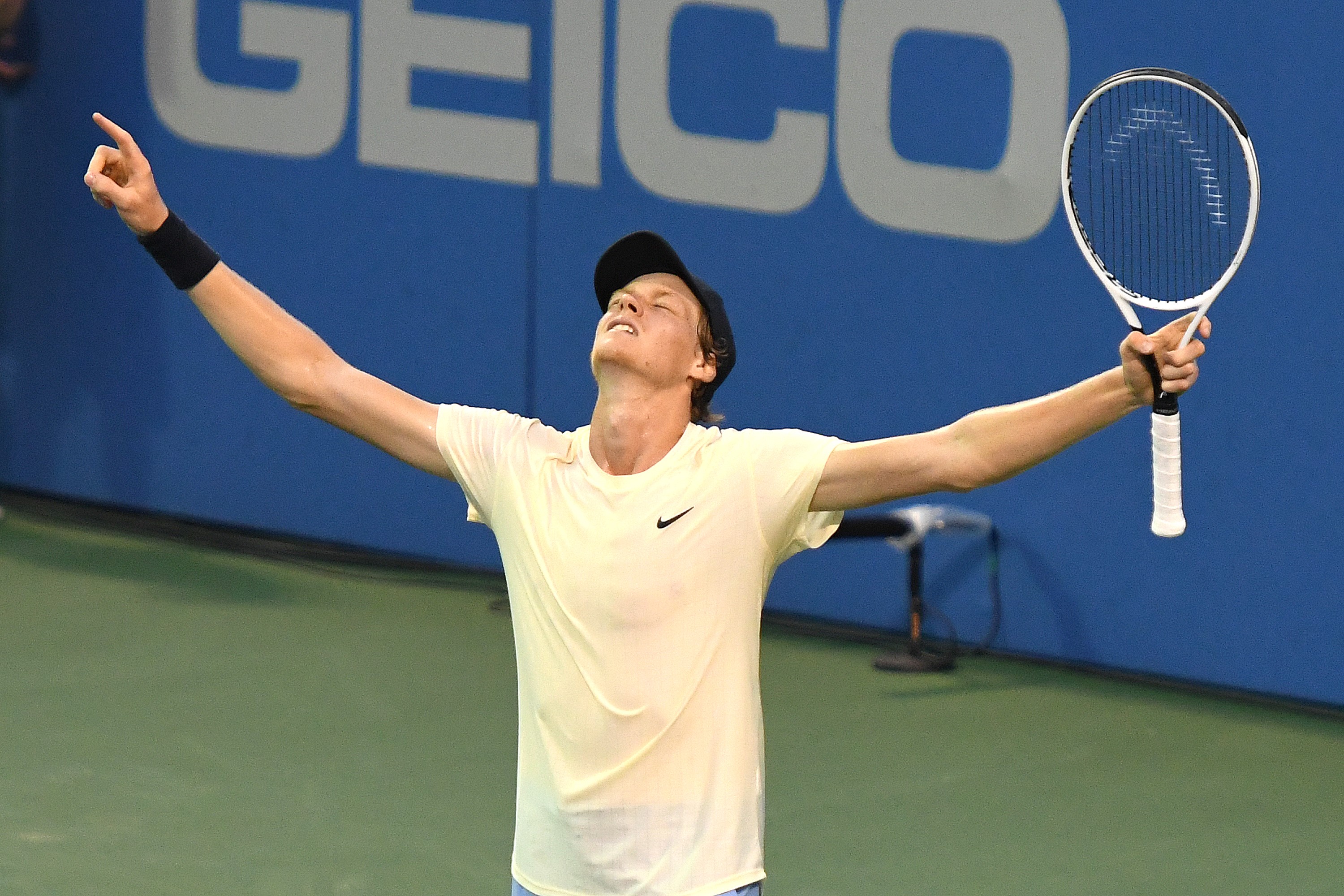 Petenis Italia Jannik Sinner melakukan selebrasi usai mengalahkan Mackenzie MacDonald di laga final Citi Terbuka.