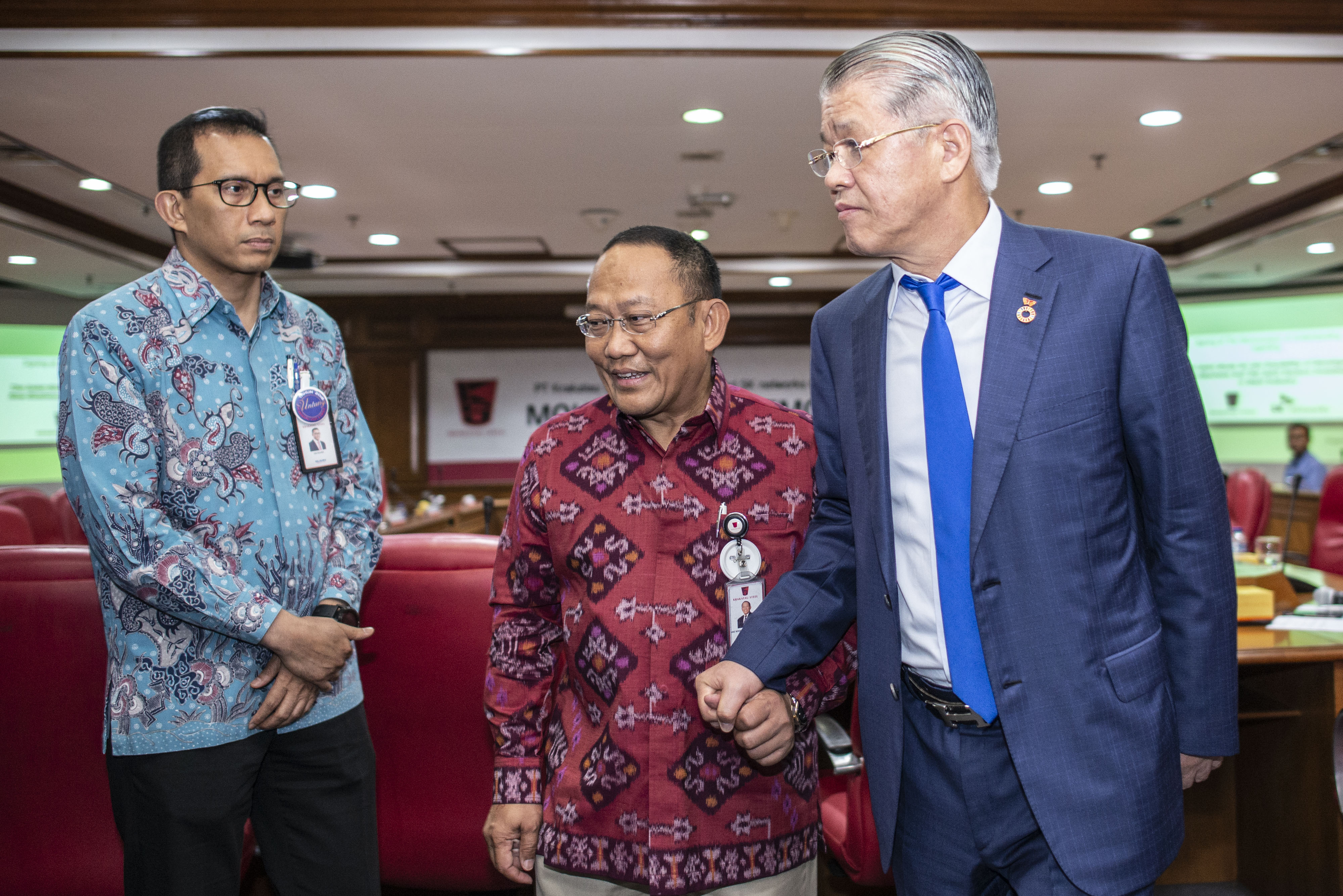 Direktur Utama PT Sucofindo Mas Wigrantoro Roes Setiyadi (tengah)