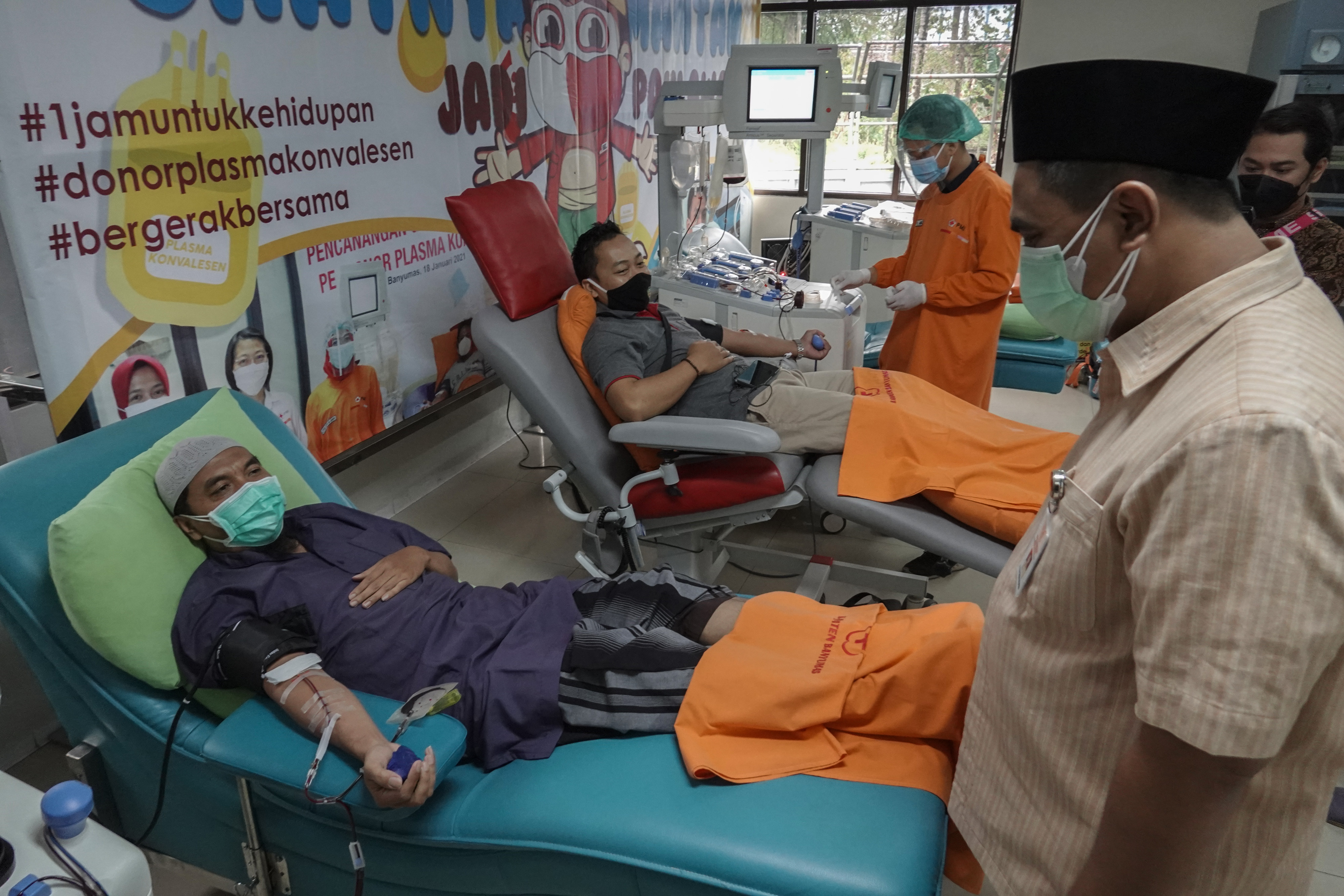 Wagub Jawa Tengah Taj Yasin Maimoen (kanan) berbincang dengan calon pendonor plasma konvalesen saat sosialisai gerakan donor plasma, di Bany