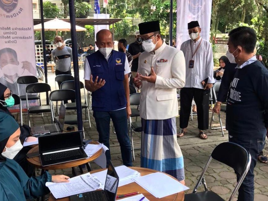 Ketua DPW Partai NasDem Jawa Barat Saan Mustopa bersama Gubernur Jawa Barat Ridwan Kamil melihat sentra vaksinasi NasDem di Jabar.