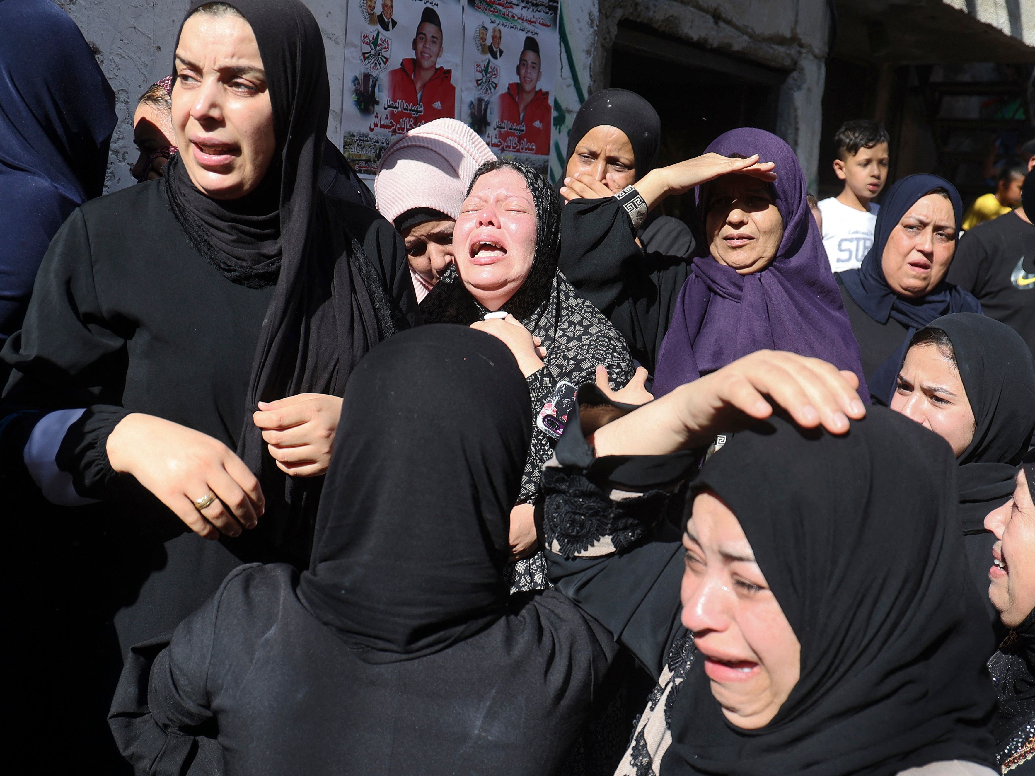 Kerabat berkabung selama pemakaman Imad Khaled Saleh Hashash Palestina berusia 15 tahun, Selasa (24/8).