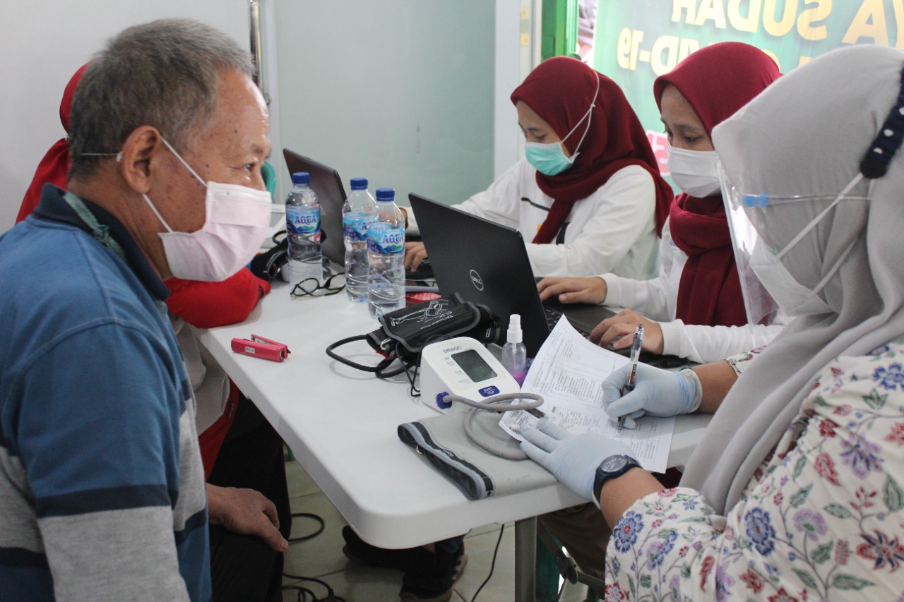Pedagang Pasar Tradisional di Kota Bekasi Mulai Divaksin Covid-19