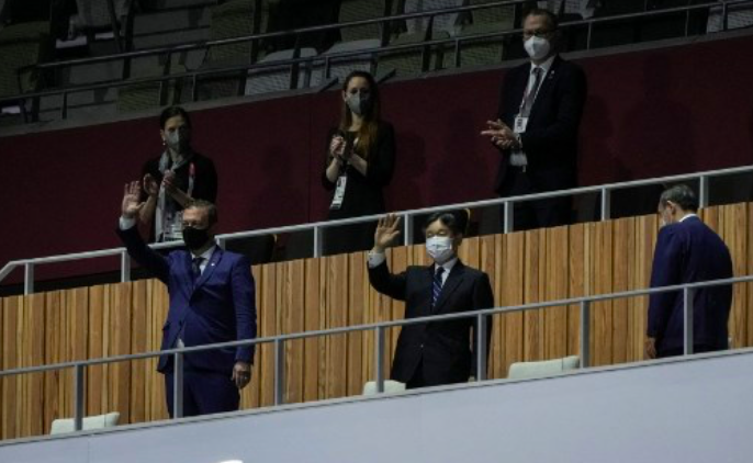 Kaisar Jepang Naruhito (tengah) dan Andrew Parsons (kiri). 