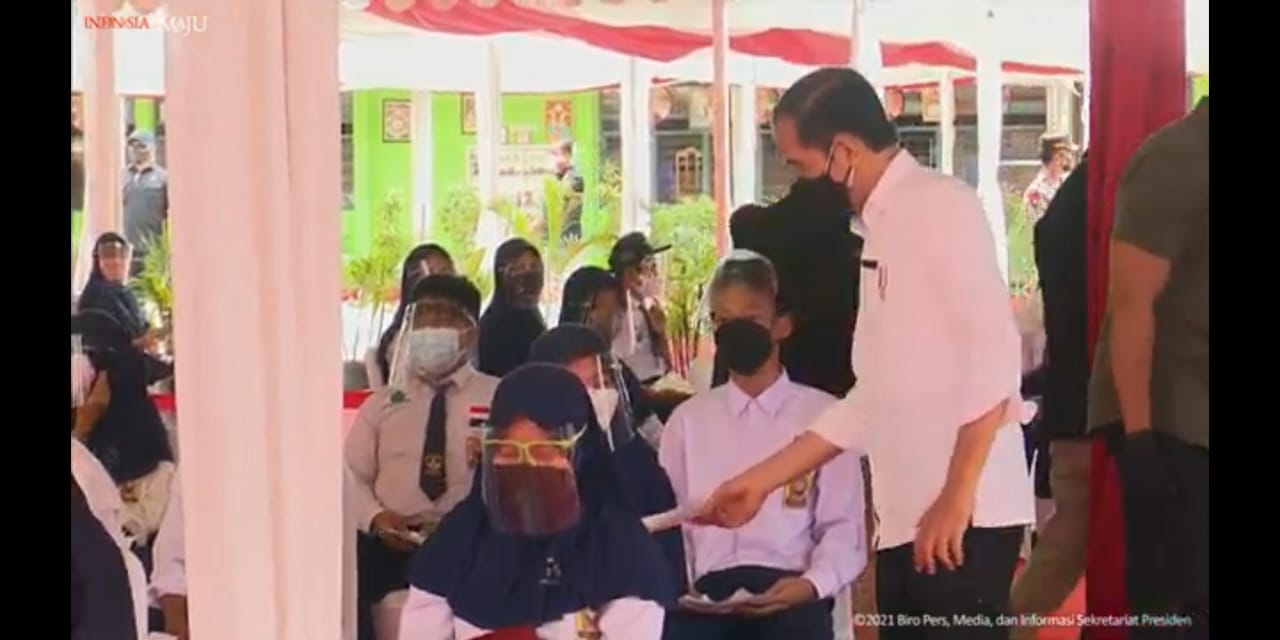 Presiden Joko Widodo meninjau vaksinasi covid-19 di Samarinda.