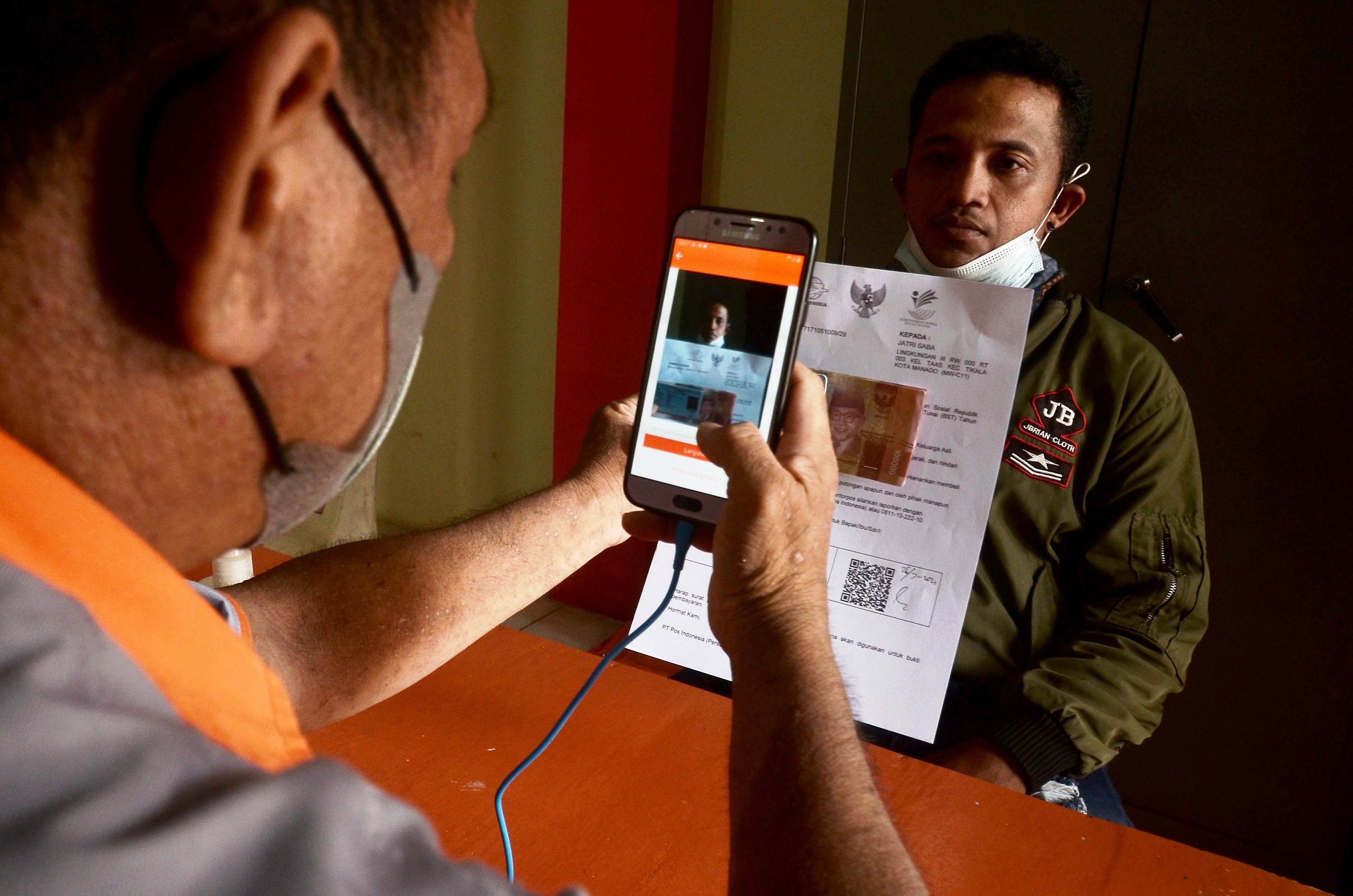 Petugas memverifikasi penerima Bantuan Sosial Tunai (BST) dari Kementerian Sosial.