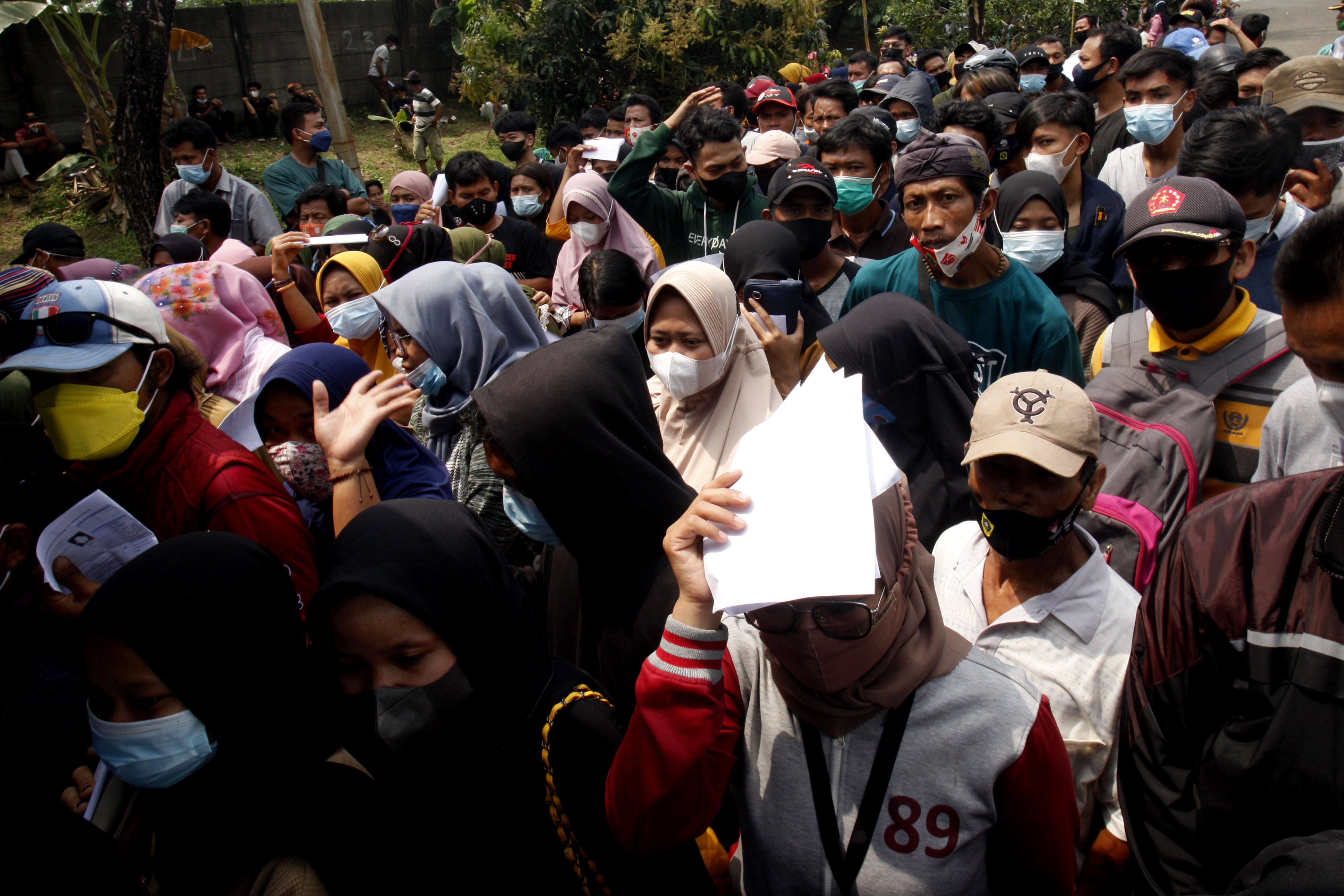 Warga berdesakan untuk mendapatkan vaksin covid-19