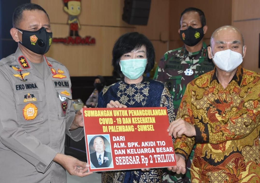  Keluarga mendiang pengusaha Akidi Tio menyerahkan secara simbolis bantuan sebesar Rp2 triliun kepada Kapolda Sumsel  Eko Indra Heri.
