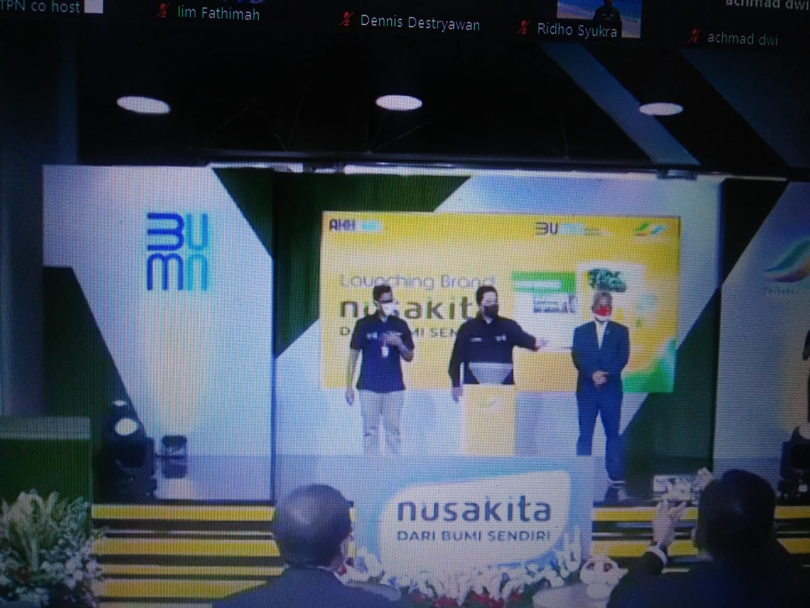 Menteri BUMN Erick Thohir (tengah) meluncurkan produk Nusakita untuk kemandirian pangan nasional, Selasa (17/8)