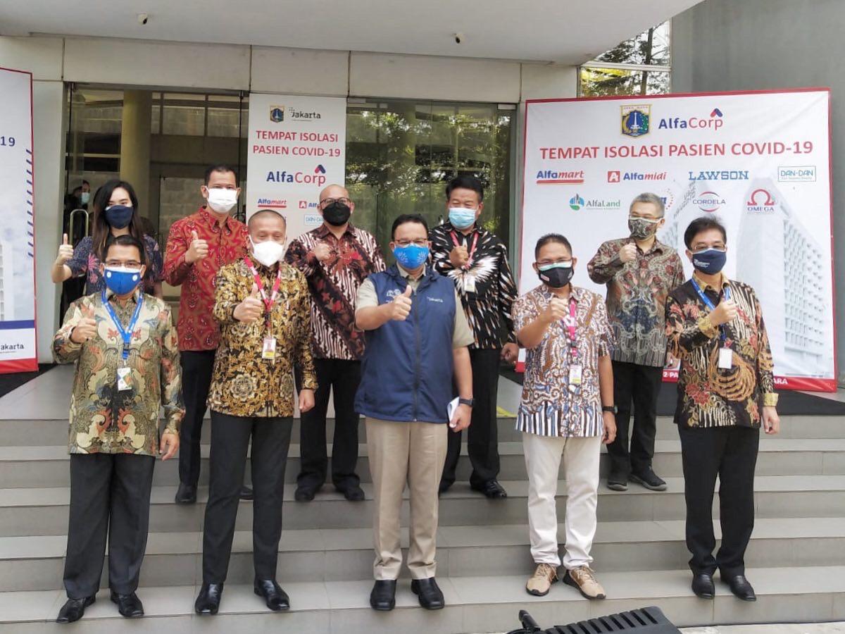 Jajaran Tim AlfaCorp berfoto bersama Gubernur DKI Jakarta Anies Baswedan saat jumpa pers pada Selasa (3/8/2021).