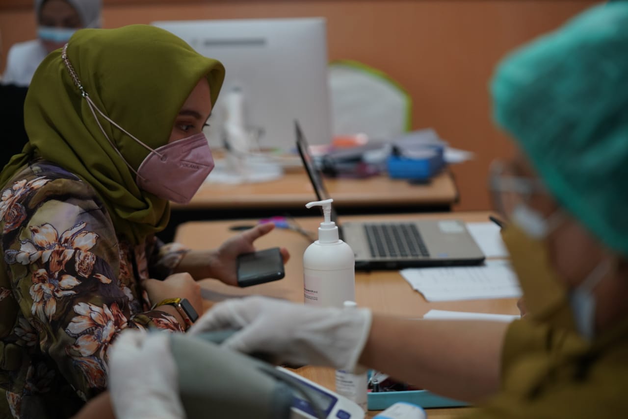 Tenaga Kesehatan Sulsel Mulai Vaksin Dosis Ketiga