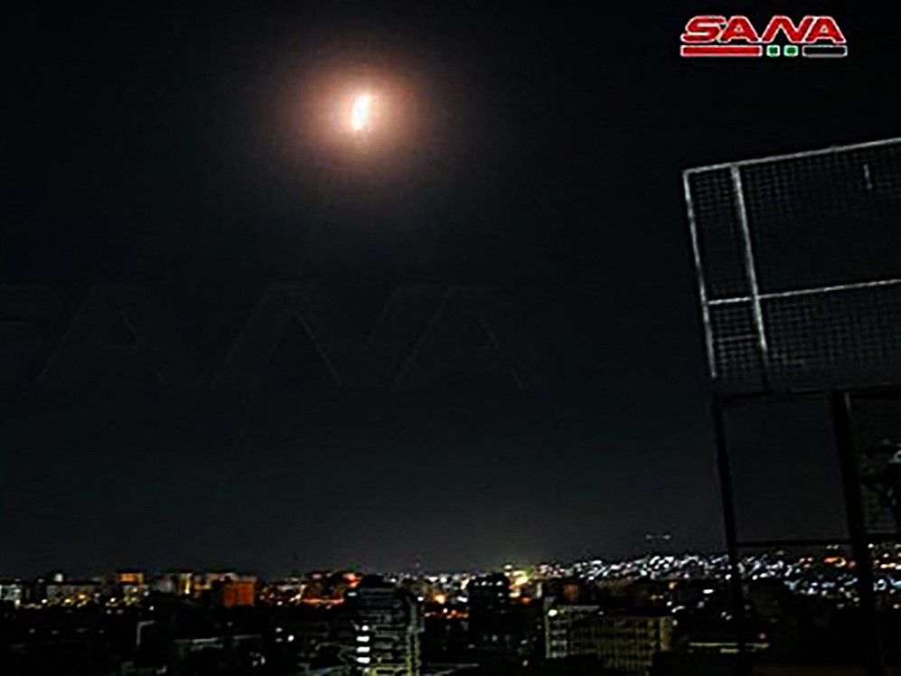 Foto yang dirilis Kantor Berita Arab Suriah (SANA) pada Jumat (20/8) menunjukkan titik terang di ibu kota Damaskus.