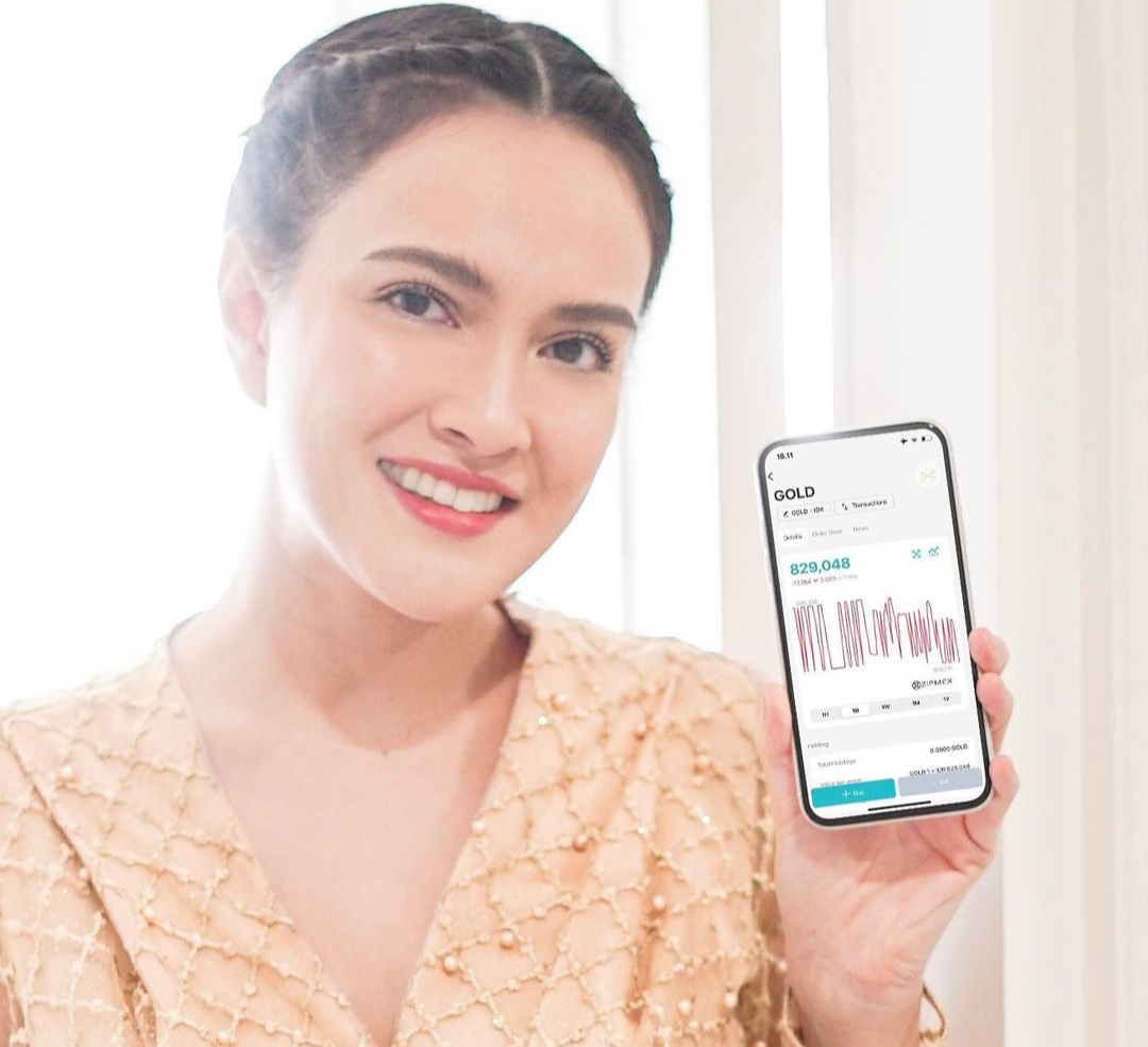 Artis Shandy Aulia menunjukkan aplikasi Zipmex, tempatnya berinvestasi secara digital