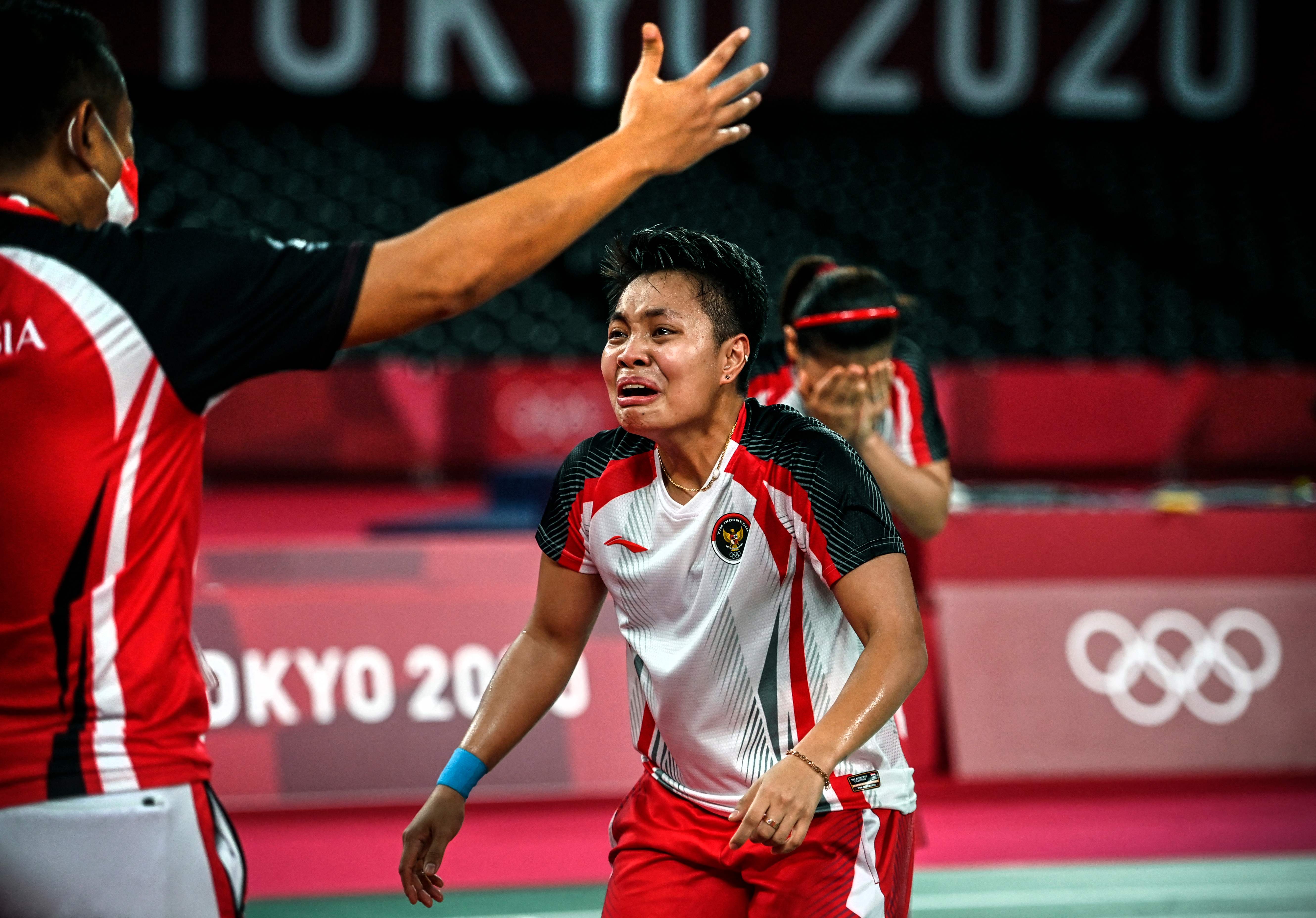 Pebulu tangkis Indonesia Apriyani Rahayu merayakan keberhasilannya meraih medali emas Olimpiade Tokyo 2020.