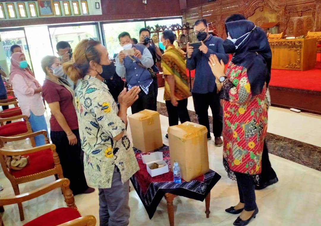 Bupati Sri Mulyani menyerahkan bantuan sembako secara simbolis kepada pelaku seni dan PKL di Pendopo Pemkab Klaten. 