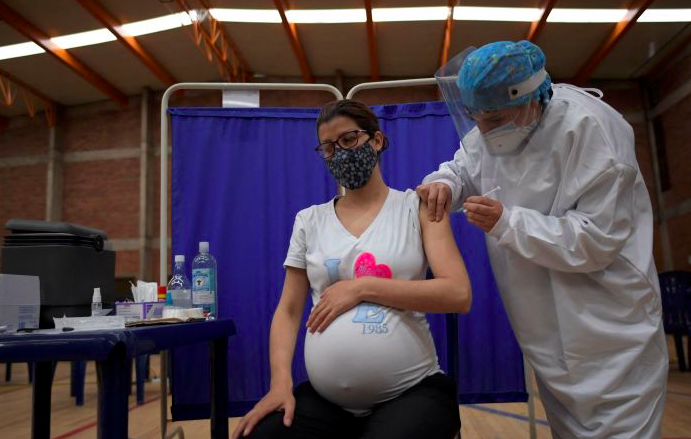 Ilustrasi - Seorang ibu hamil disuntik vaksin Pfizer-BioNTech di Bogota, Kolombia, pada 23 Juli 2021. 