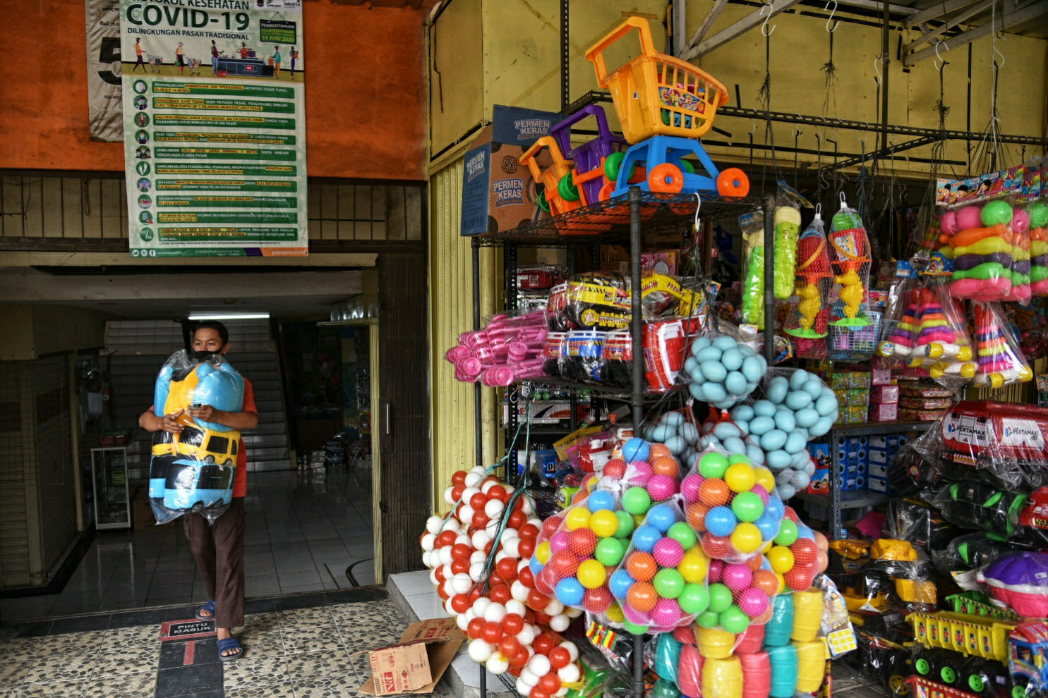 Ilustrasi pedagang mainan di Pasar Gembrong Baru, Cipinang, Jakarta.