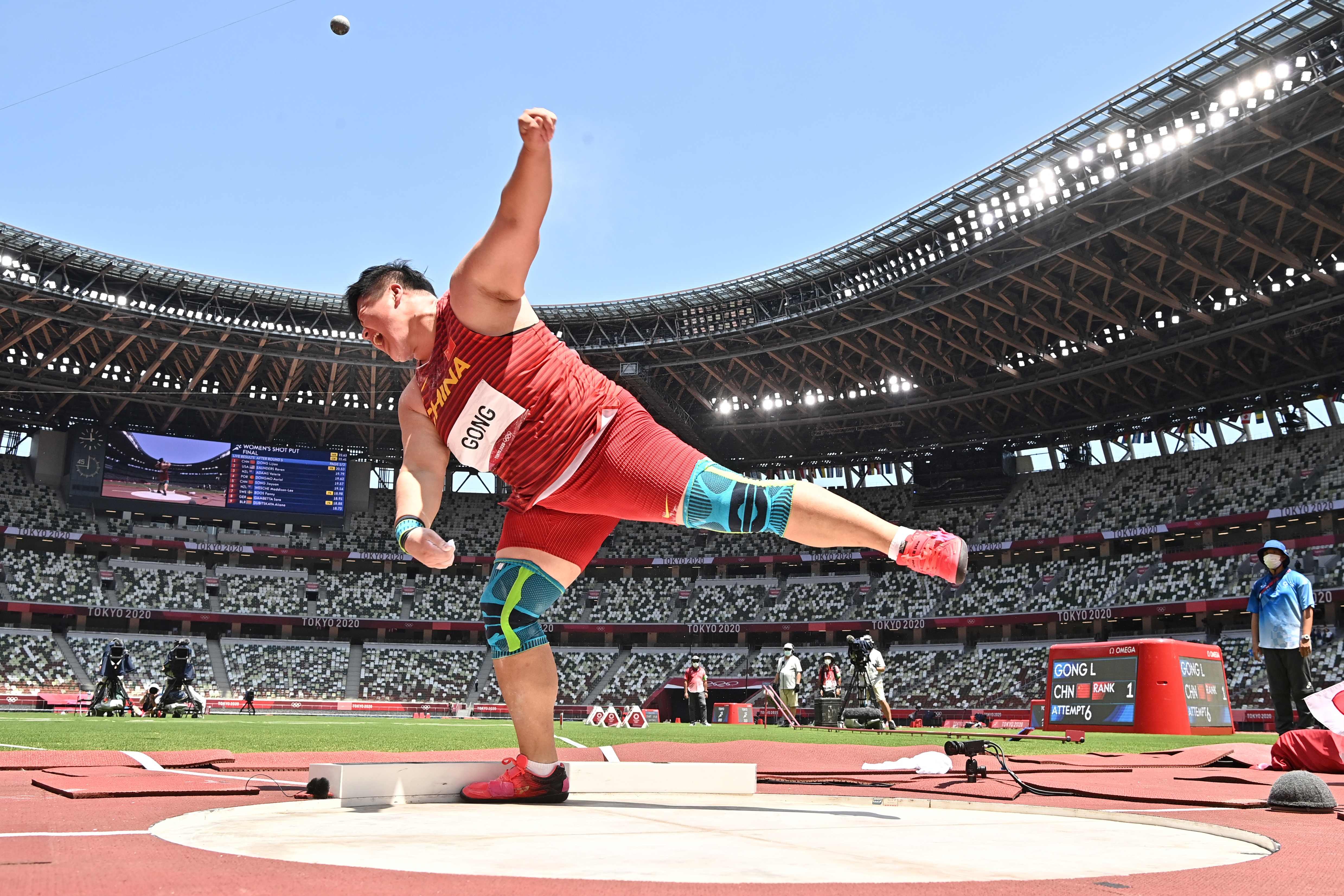 Aksi atlet tolak peluru putri Tiongkok Gong Lijiao saat pertandingan di Olympic Stadium, Tokyo, Jepang, Minggu (1/8).