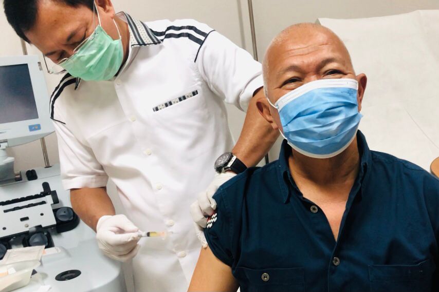 Terawan Agus Putranto sedang menyuntikan vaksin Nusantara.