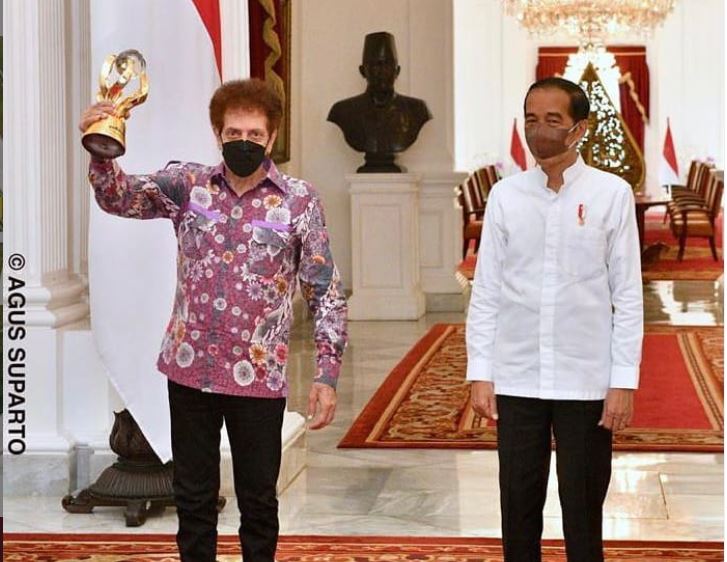 Vokalis God Bless Ahmad Albar (kiri) bersama Presiden Joko Widodo