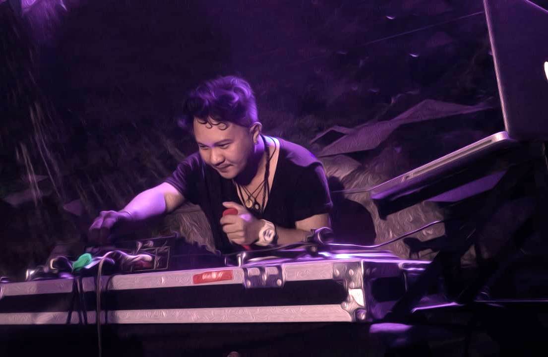 Aksi penulis lagu dan komponis  Arwin P Manurung di atas panggung. 