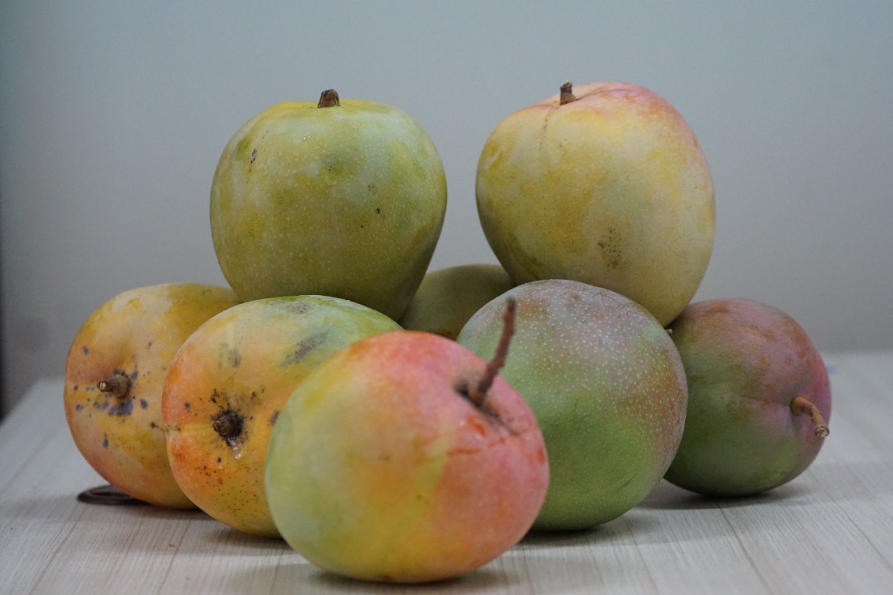 Pembusuka buah dapat dicegah dengan memberikan lapisan produk dengan bahan yang aman dimakan (edible coating).