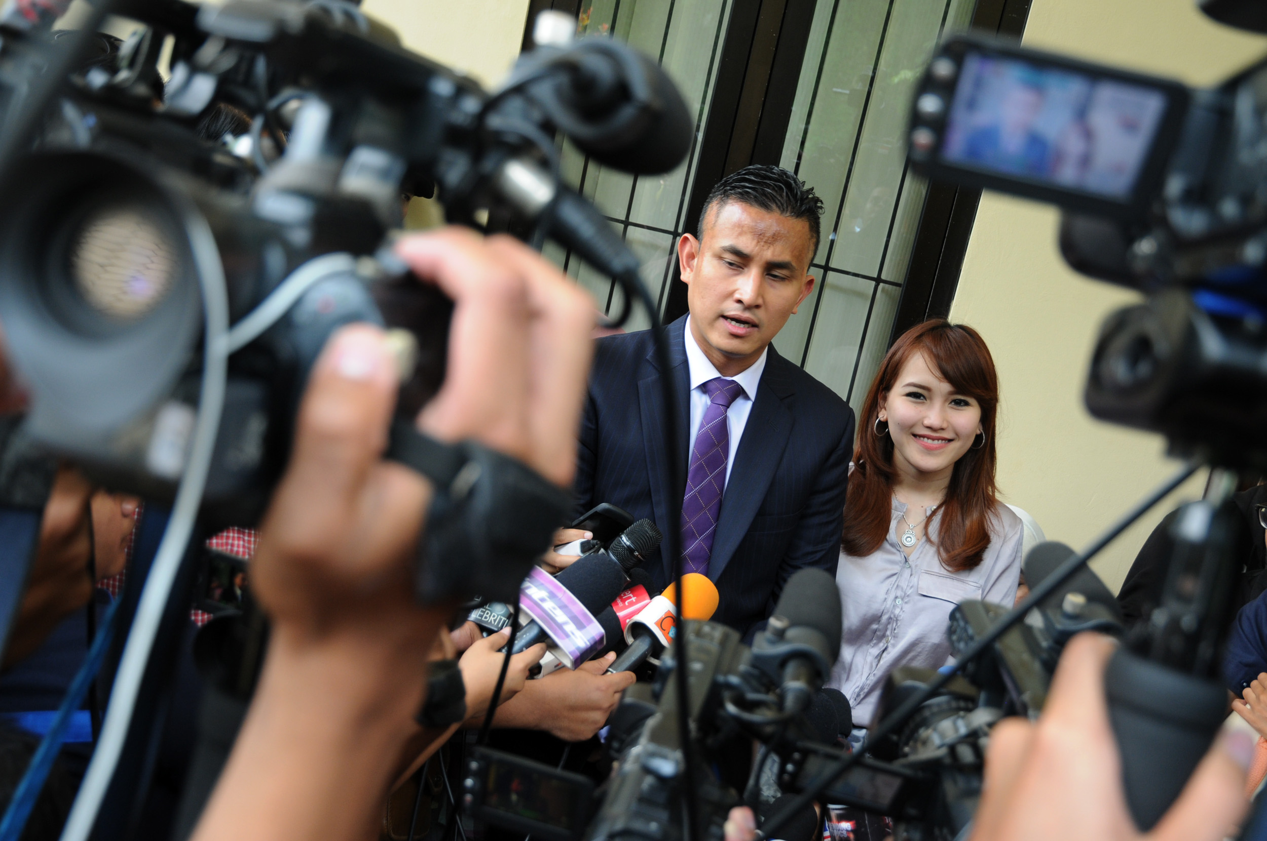  Pedangdut Ayu Rosmalina atau Ayu Ting-Ting (kanan) didampingi kuasa hukumnya menjawab pertanyaan wartawan.