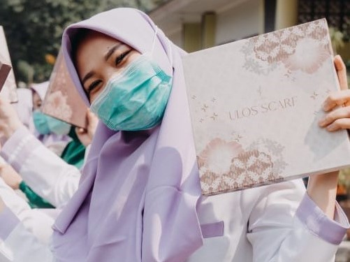 Wearing Klamby Bagikan 1.000 Scarf untuk Tenaga Kesehatan