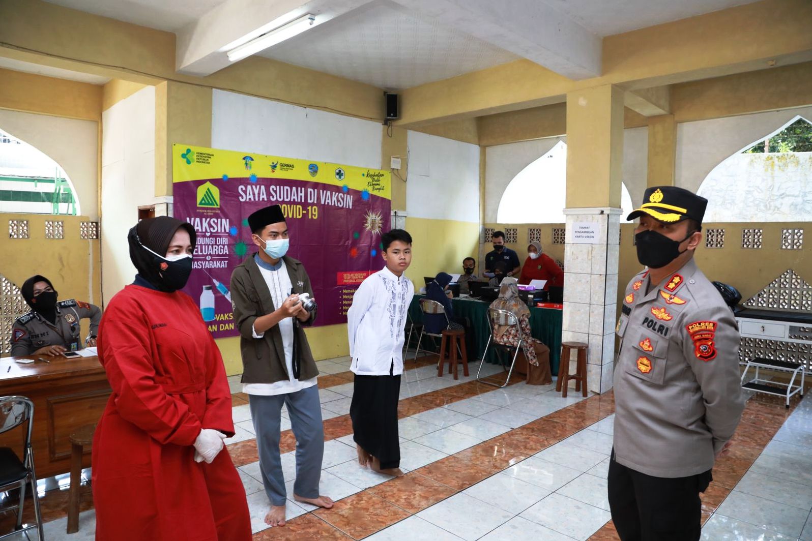 Kapolres Tasikmalaya Kota, AKBP Aszhari Kurniawan yang baru menjabat secara langsung memantau gerai vaksinasi program presisi keliling.