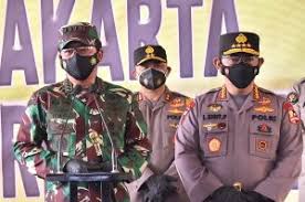 Panglima TNI Marsekal Hadi Tjahjanto (kiri) dan Kapolri Jenderal Listyo Sigit