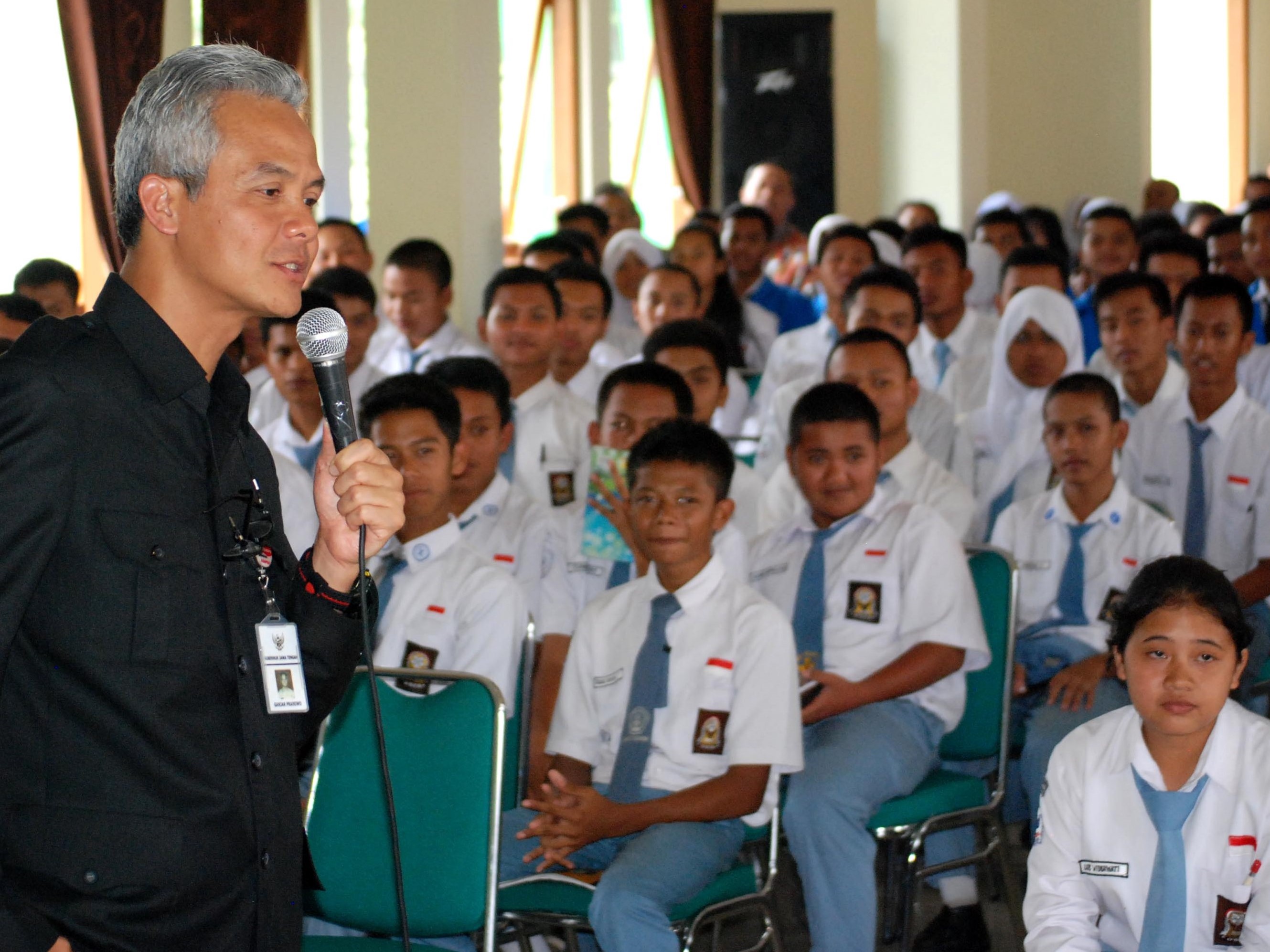 Gubernur Jawa Tengah Ganjar Pranowo (kiri) mengajar sejumlah siswa di SMK Negeri 1 Bawen, Kabupaten Semarang, Jawa Tengah, pada 2015.