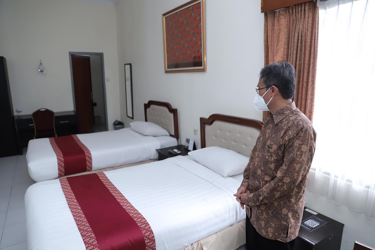 Rektor UGM meninjau kamar di University Club Hotel yang ditetapkan sebagai Rumah Sakit Khusus Covid-19 melalui keputusan Gubernur DIY