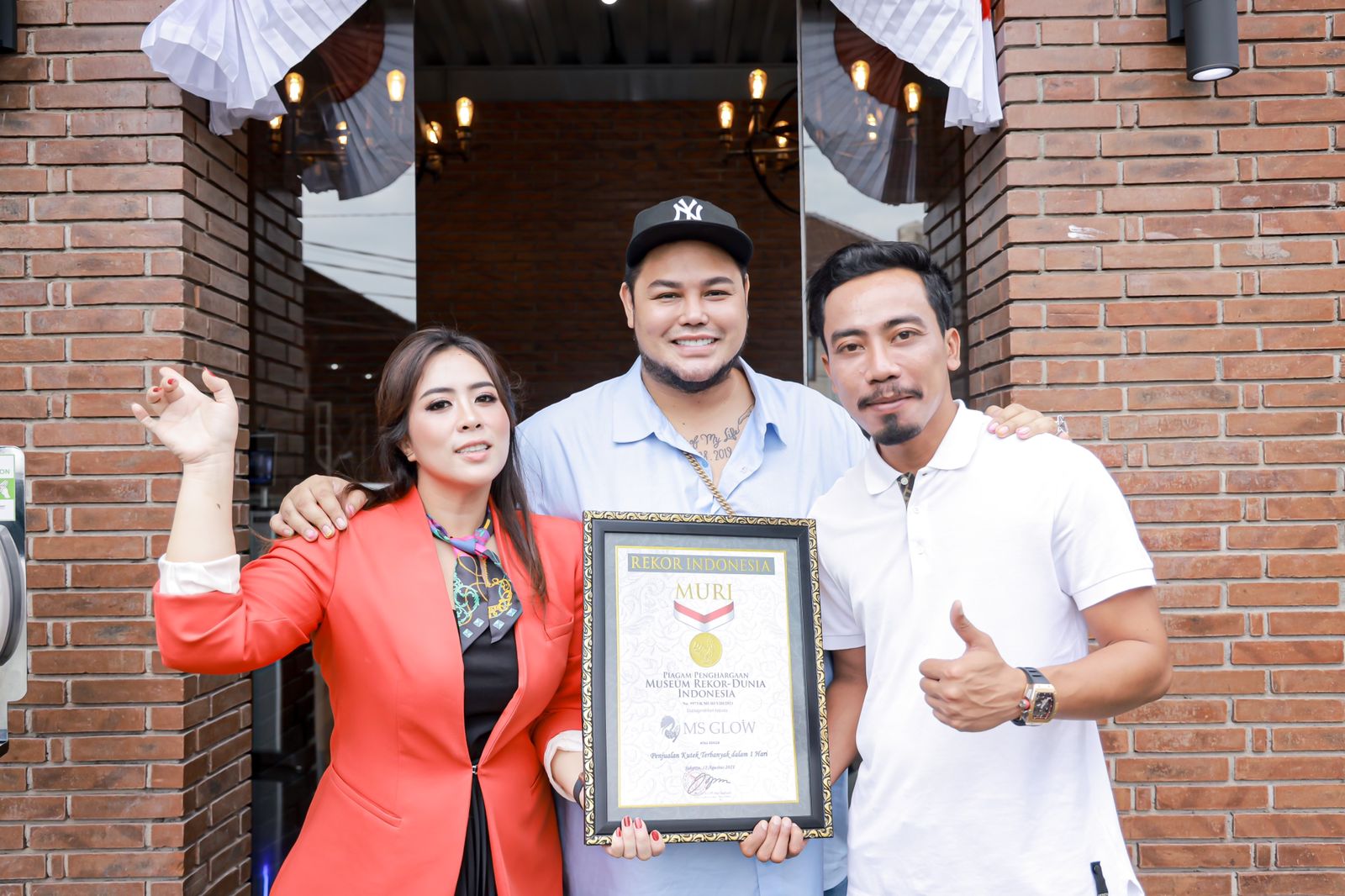 MS Glow meraih Piagam Penghargaan Museum Rekor-Dunia Indonesia atas prestasinya dalam penjualan produk kutek terbanyak dalam sehari. 