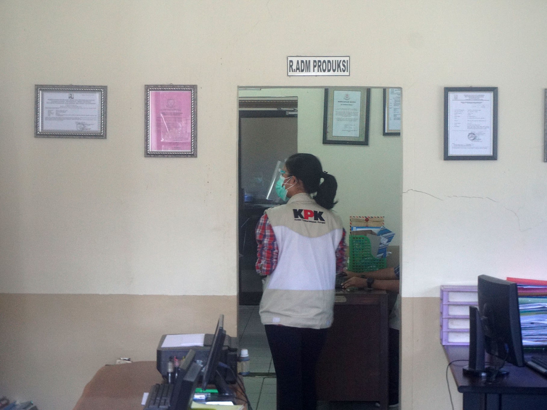 Pada Rabu (11/8), KPK menggeledah salah satu pabrik pengolahan aspal di Purbalingga.