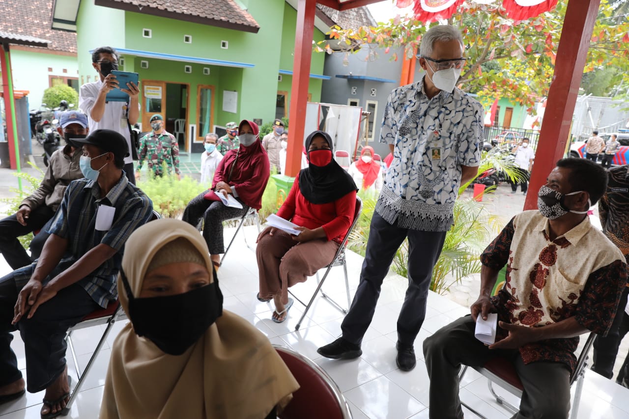 Gubernur Jawa Tengah tinjau pembagian BST di Klaten.
