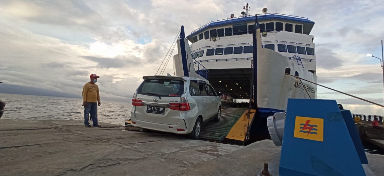 Anjungan Listrik Mandiri PLN di sebuah dermaga.