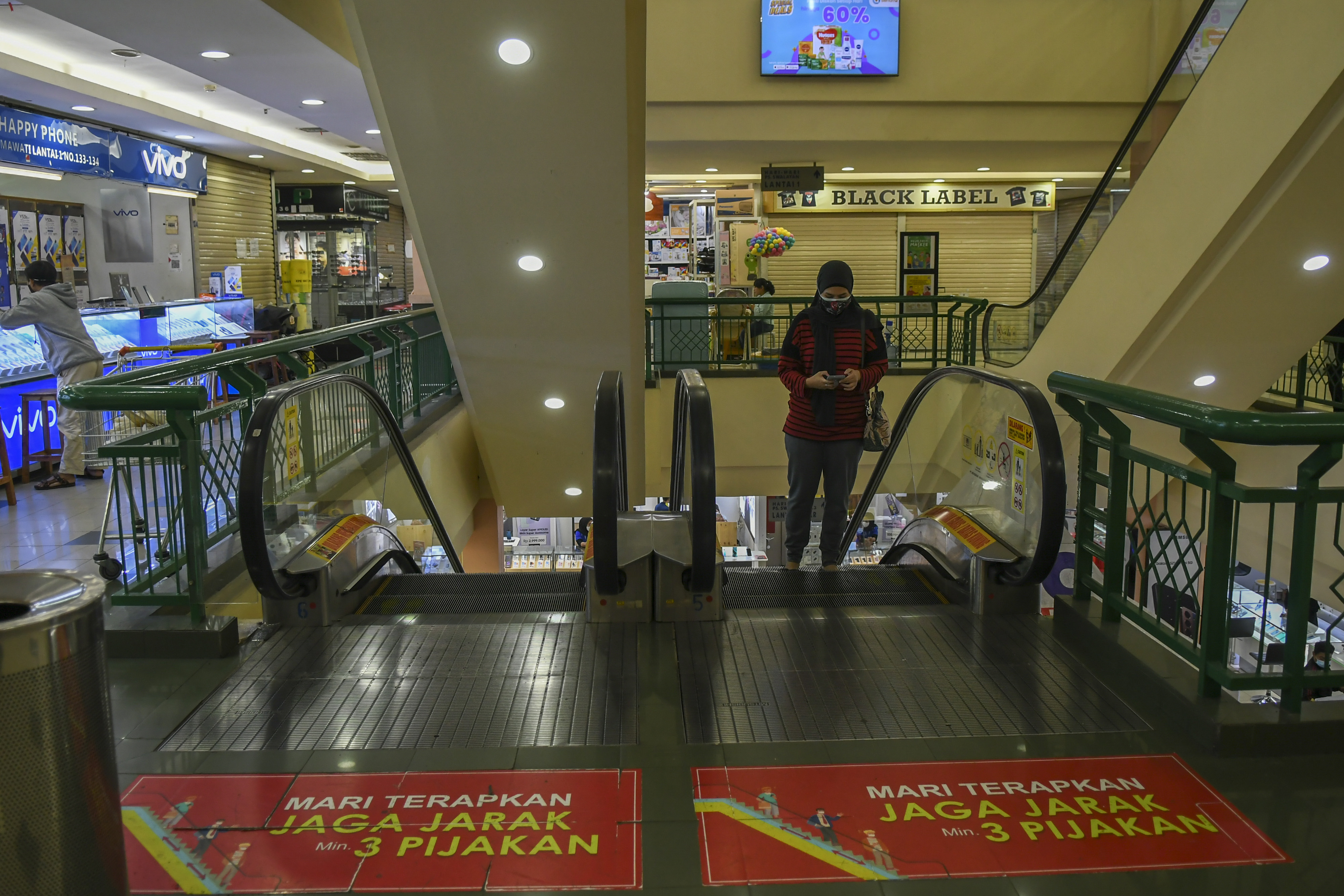 Pengunjung pusat perbelanjaan di Jakarta