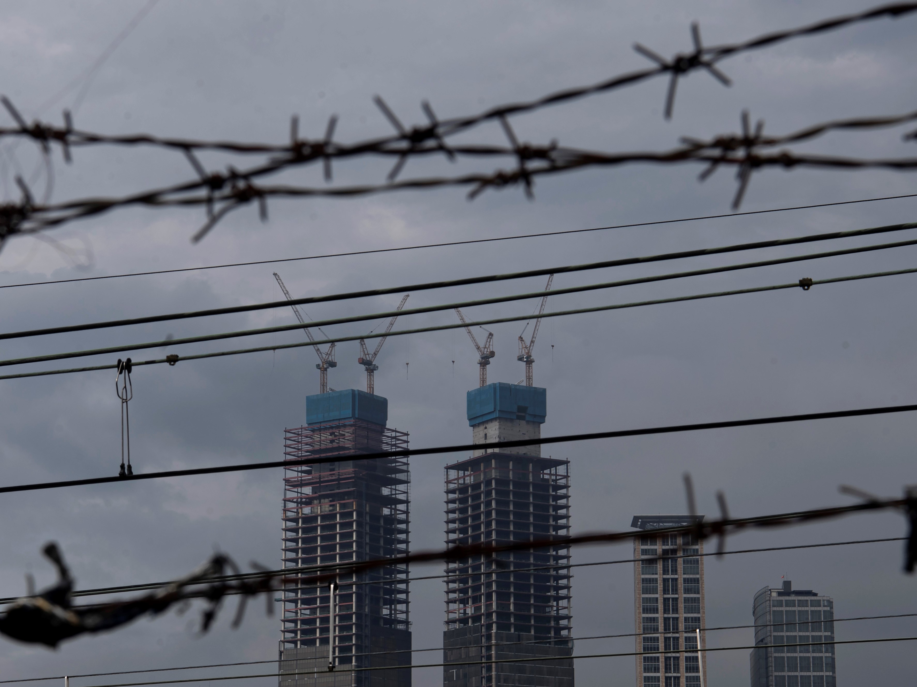 Pembangunan gedung bertingkat terlihat di Jakarta Pusat, Senin (21/7).