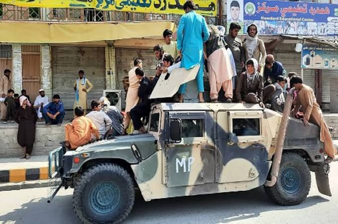 Paramiliter Taliban dan warga Afghanistan