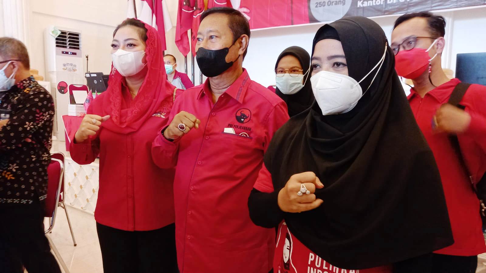 Ketua DPC PDI Perjuangan Kabupaten Brebes, Jawa Tengah, Indra Kusuma (tengah). 