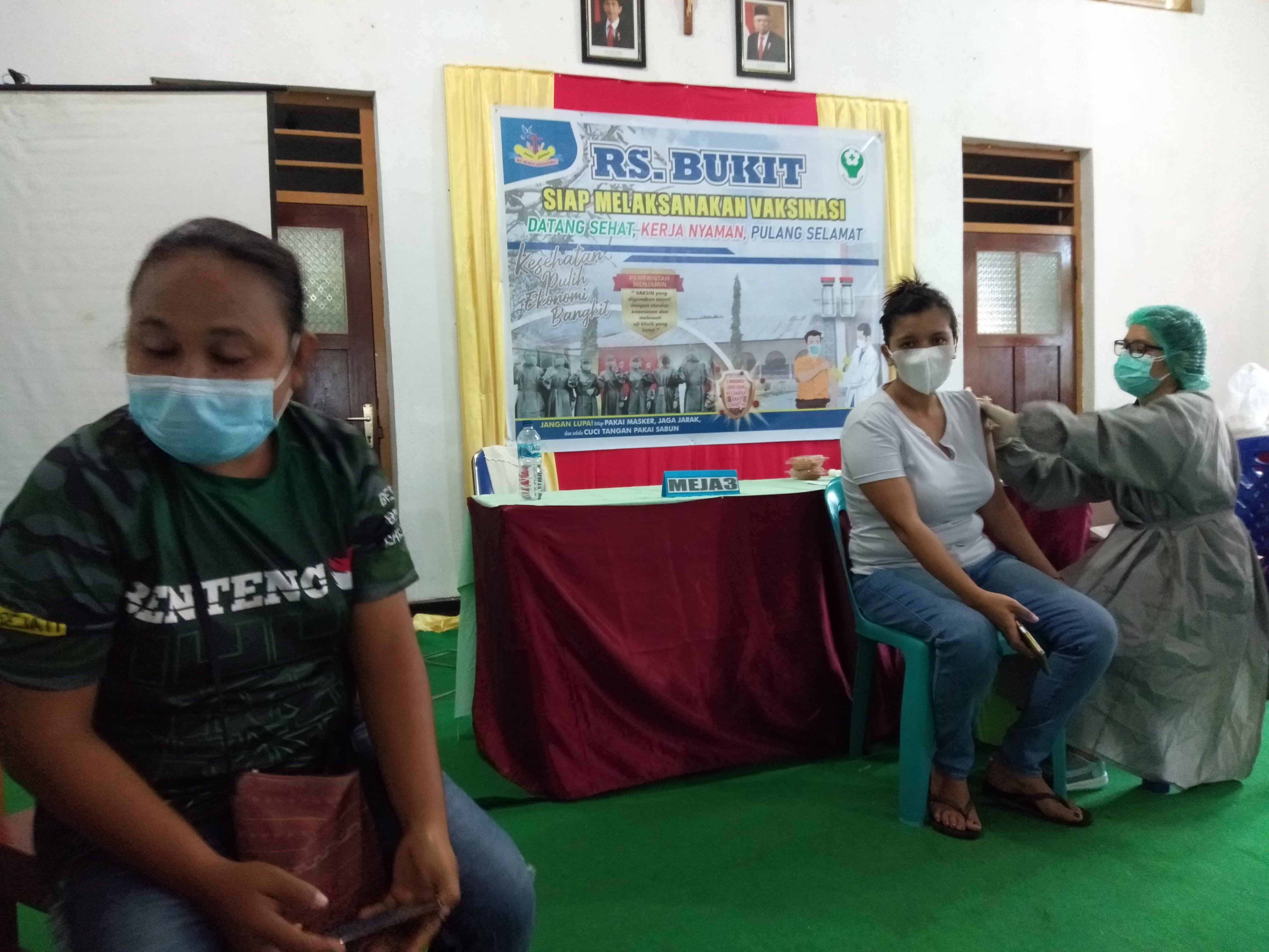 Sejumlah warga Lembata menjalani vaksinasi