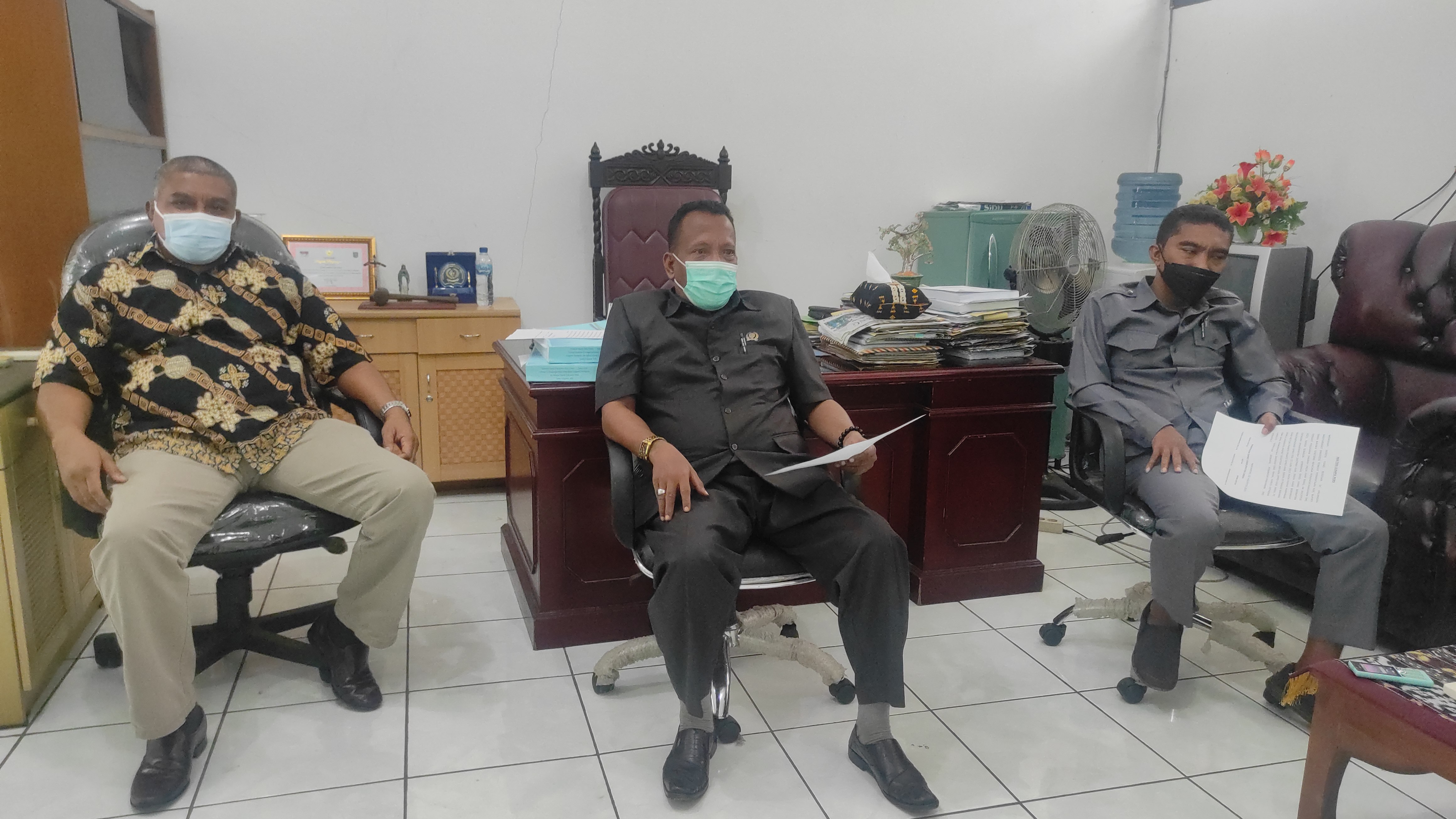 Tiga pimpinan DPRD Sikka melakukan konferensi pers terkait pinjaman daerah.