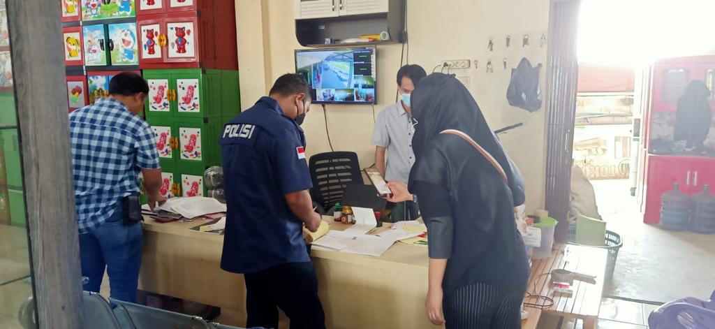 Penggerebekan gudang kasur palsu di Tangerang