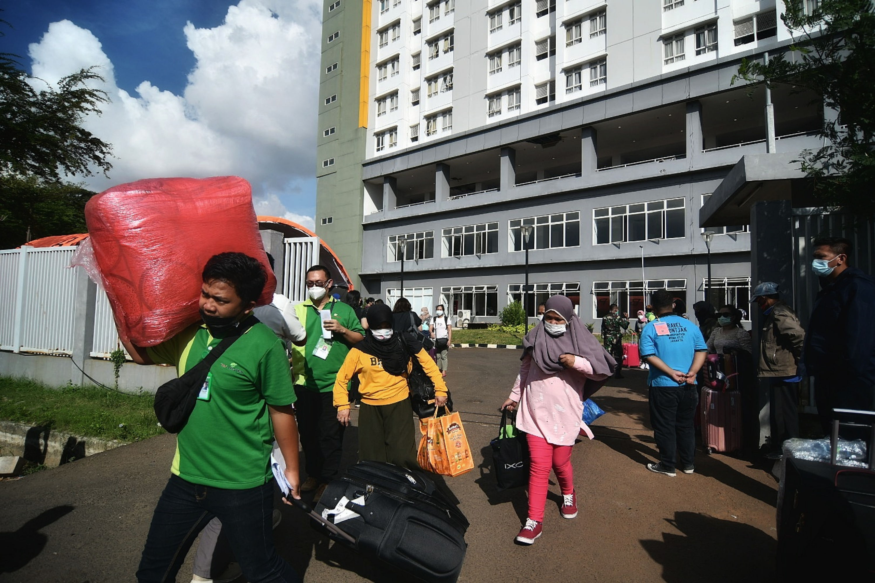 Sejumlah pekerja migran Indonesia setelah menjalani isolasi di RSDC Wisma Atlet Kemayoran, Jakarta.
