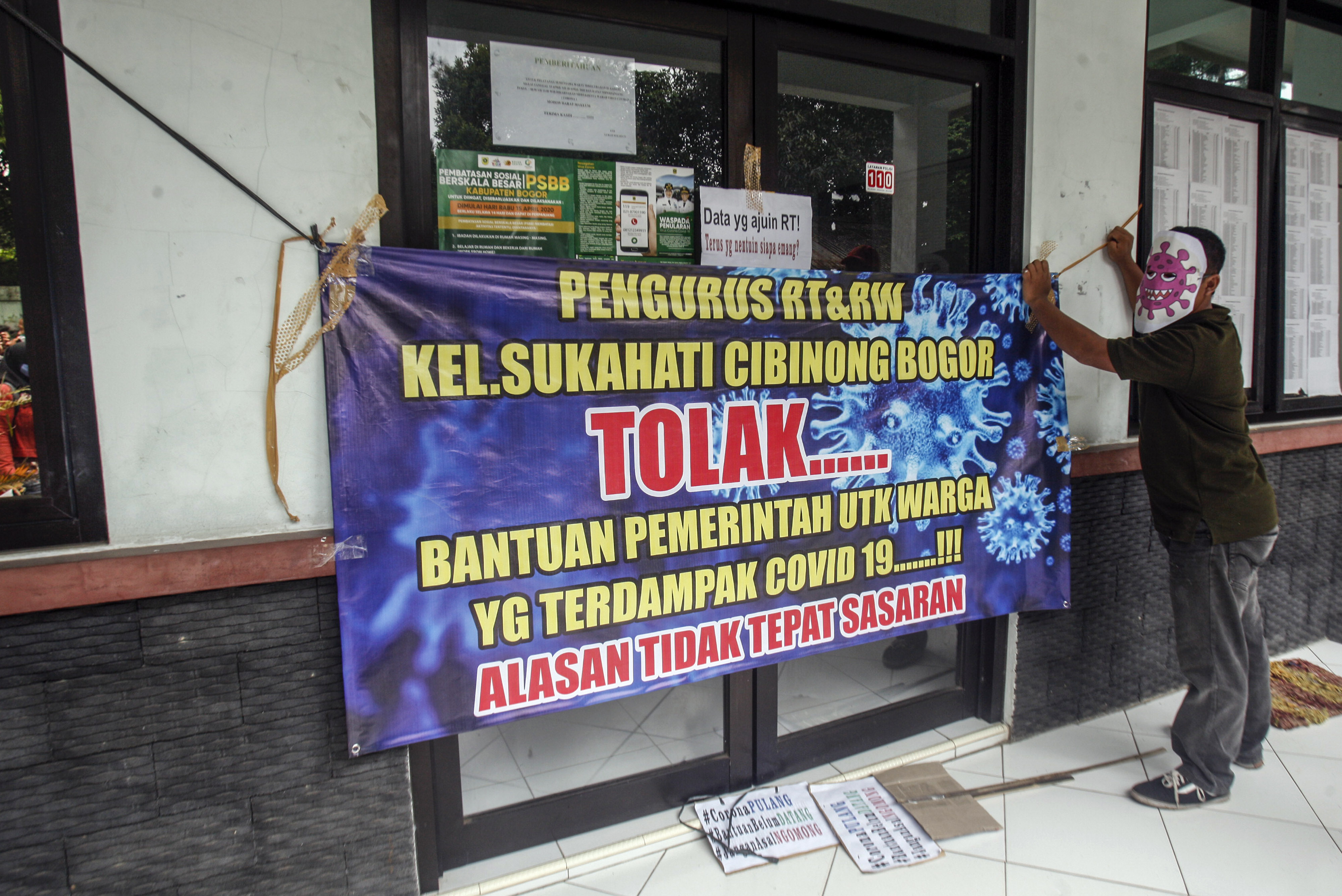 Warga melakukan aksi unjuk rasa dengan menyegel Kantor Kelurahan Sukahati, Cibinong, Bogor, Jawa Barat.