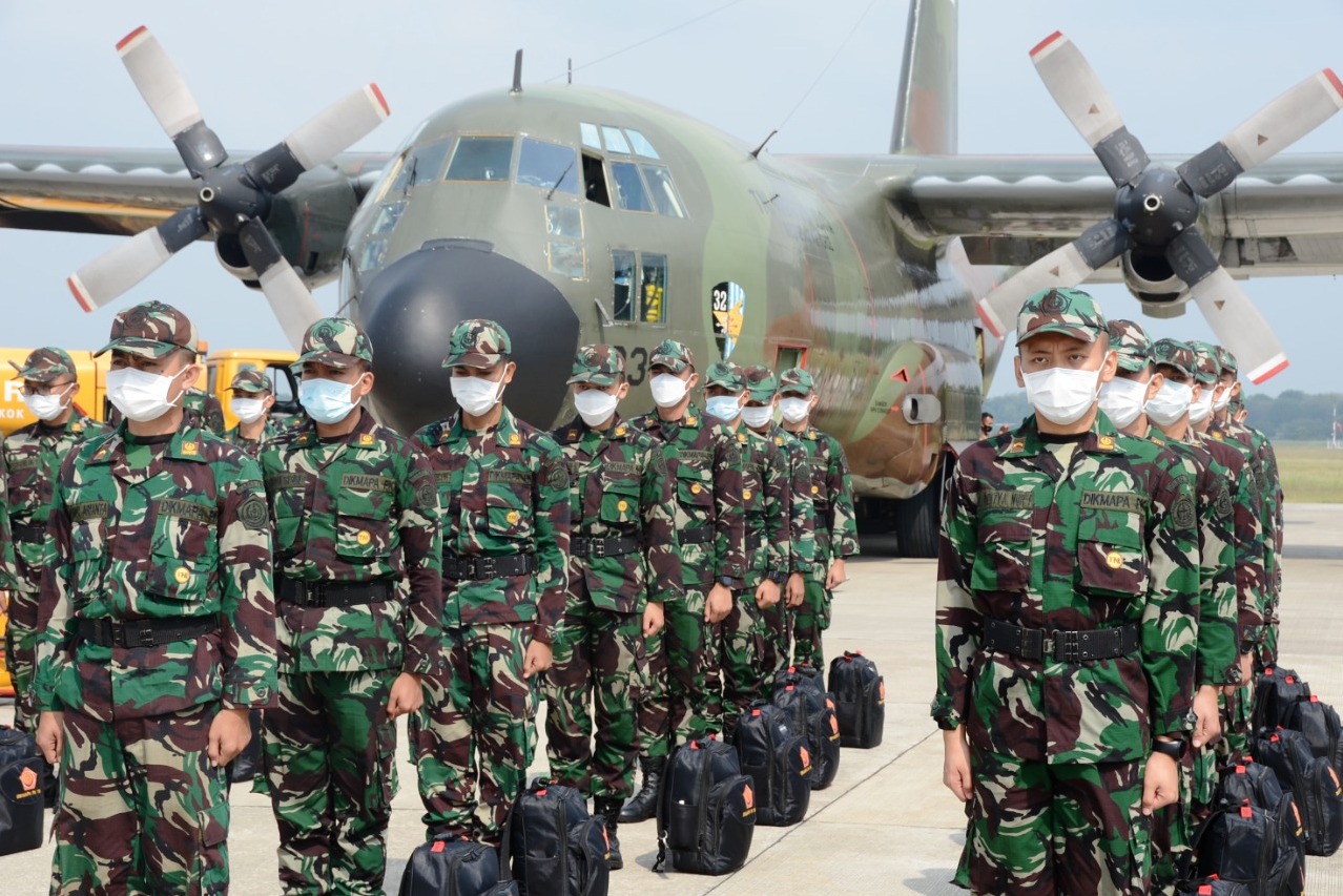Nakes TNI tiba di Lanud Adisutjipto untuk membantu penanganan covid-19 di DIY.