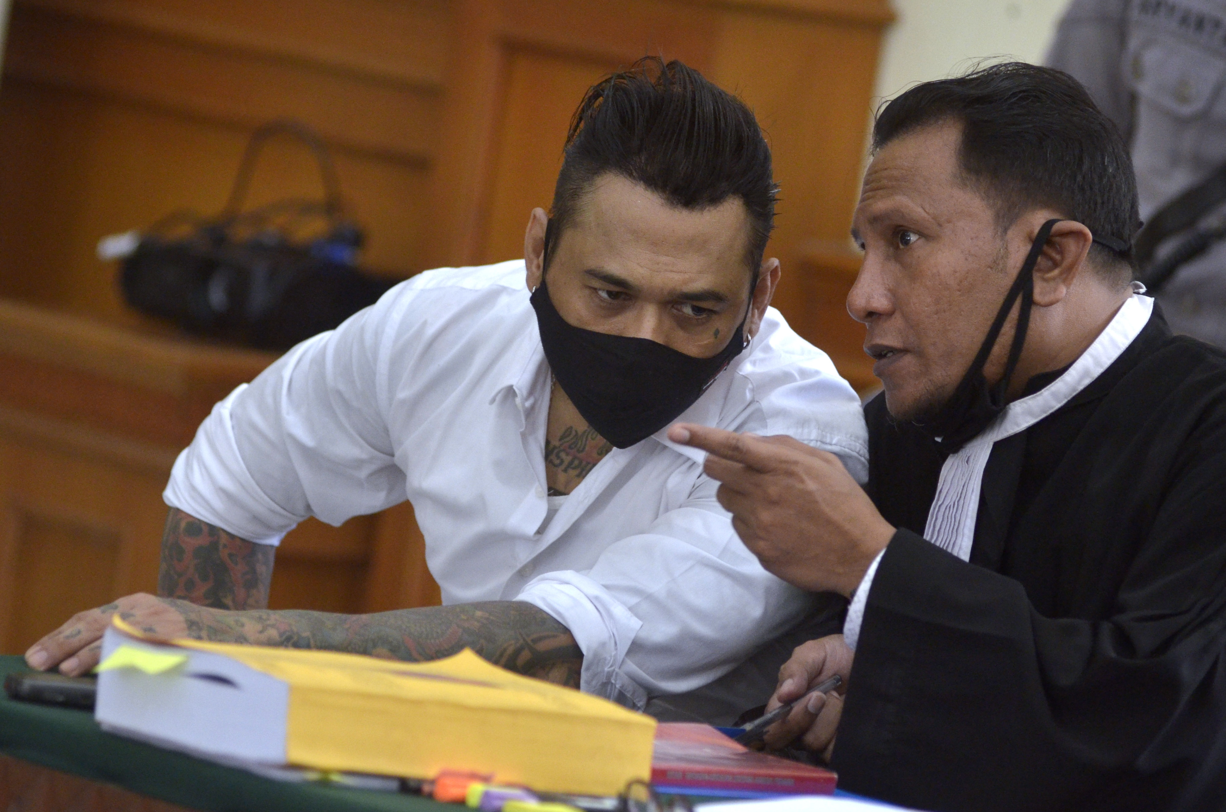 Drummer SID Jerinx saat mengikuti sidang lanjutan di Pengadilan Negeri Denpasar.