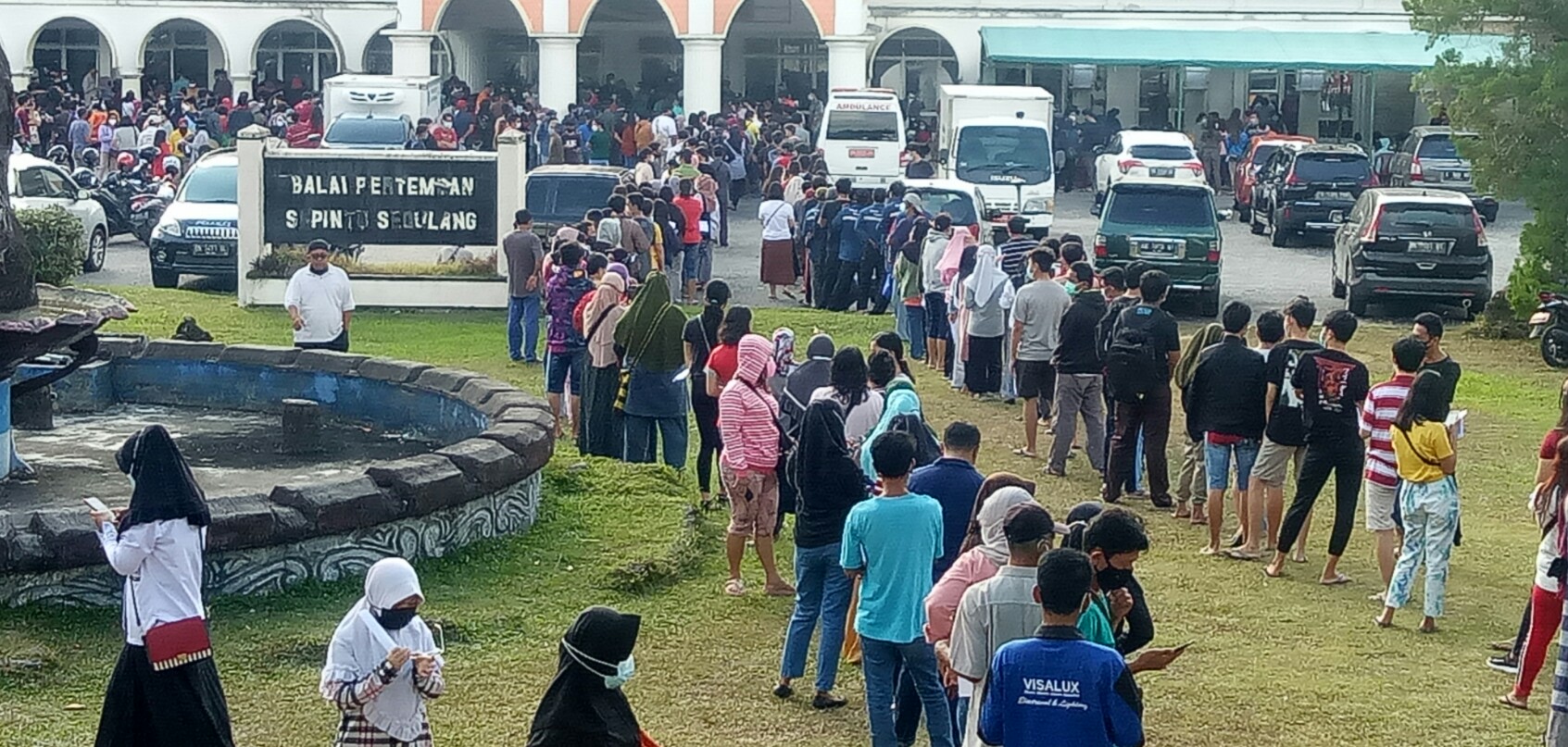  Animo masyarakat tinggi, vaksinasi Covid-19 di Gedung Sepintu Sedulang, Kabupaten Bangka timbulkan kerumunan, Rabu (4/8). 