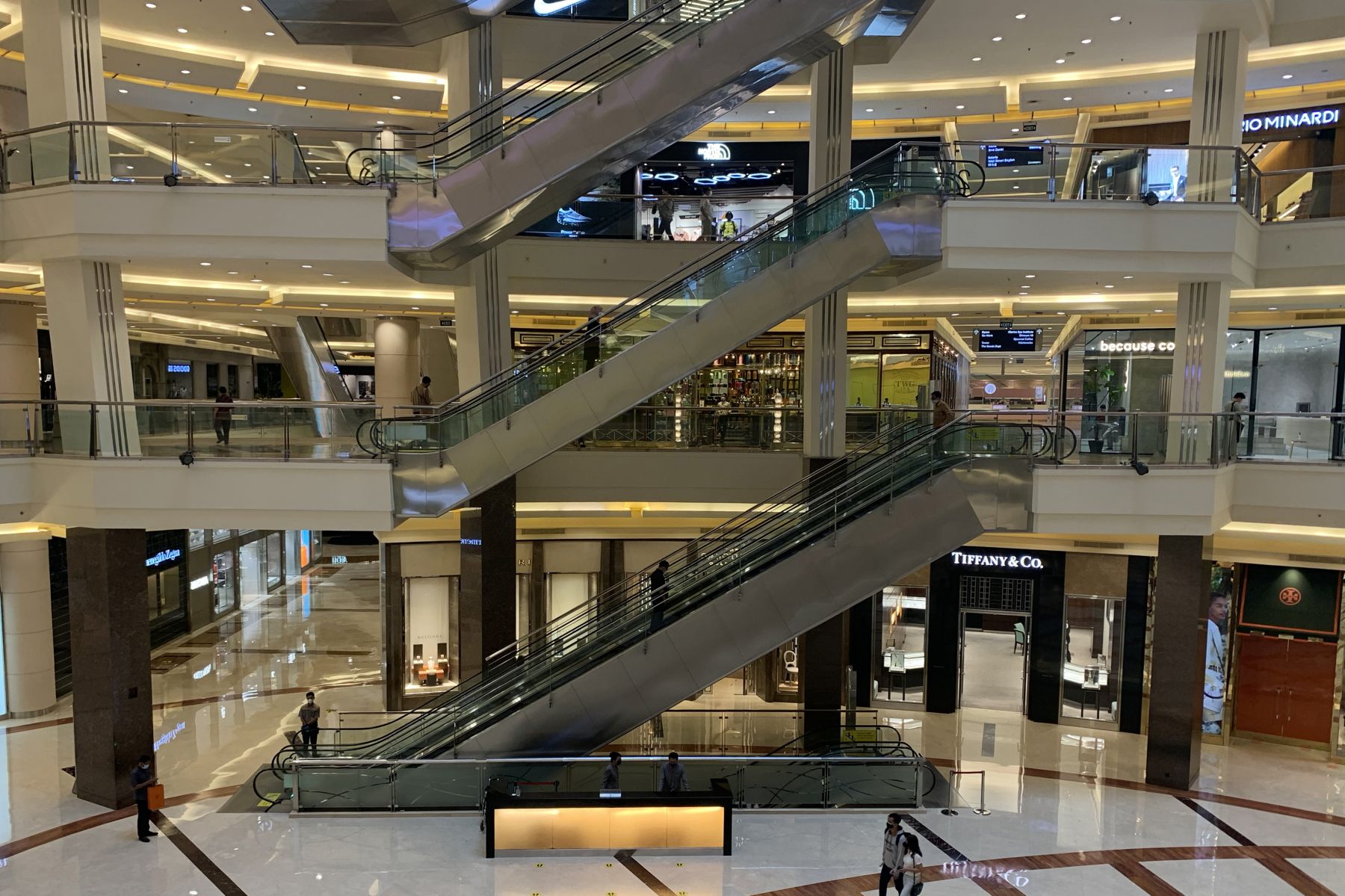 Suasana salah satu pusat perbelanjaan Jakarta selama PPKM